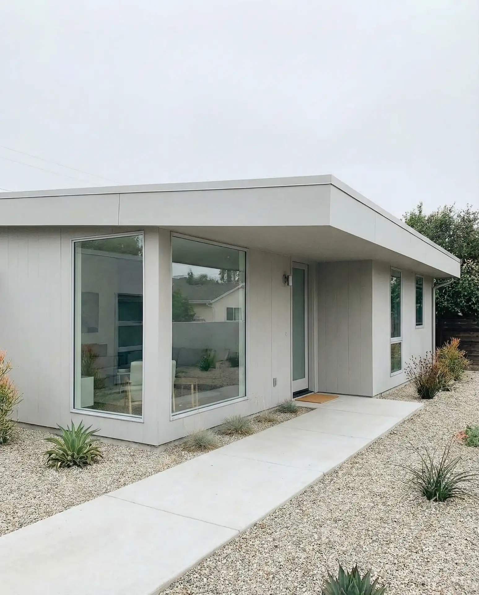 House Design Modern with Minimal Ornament