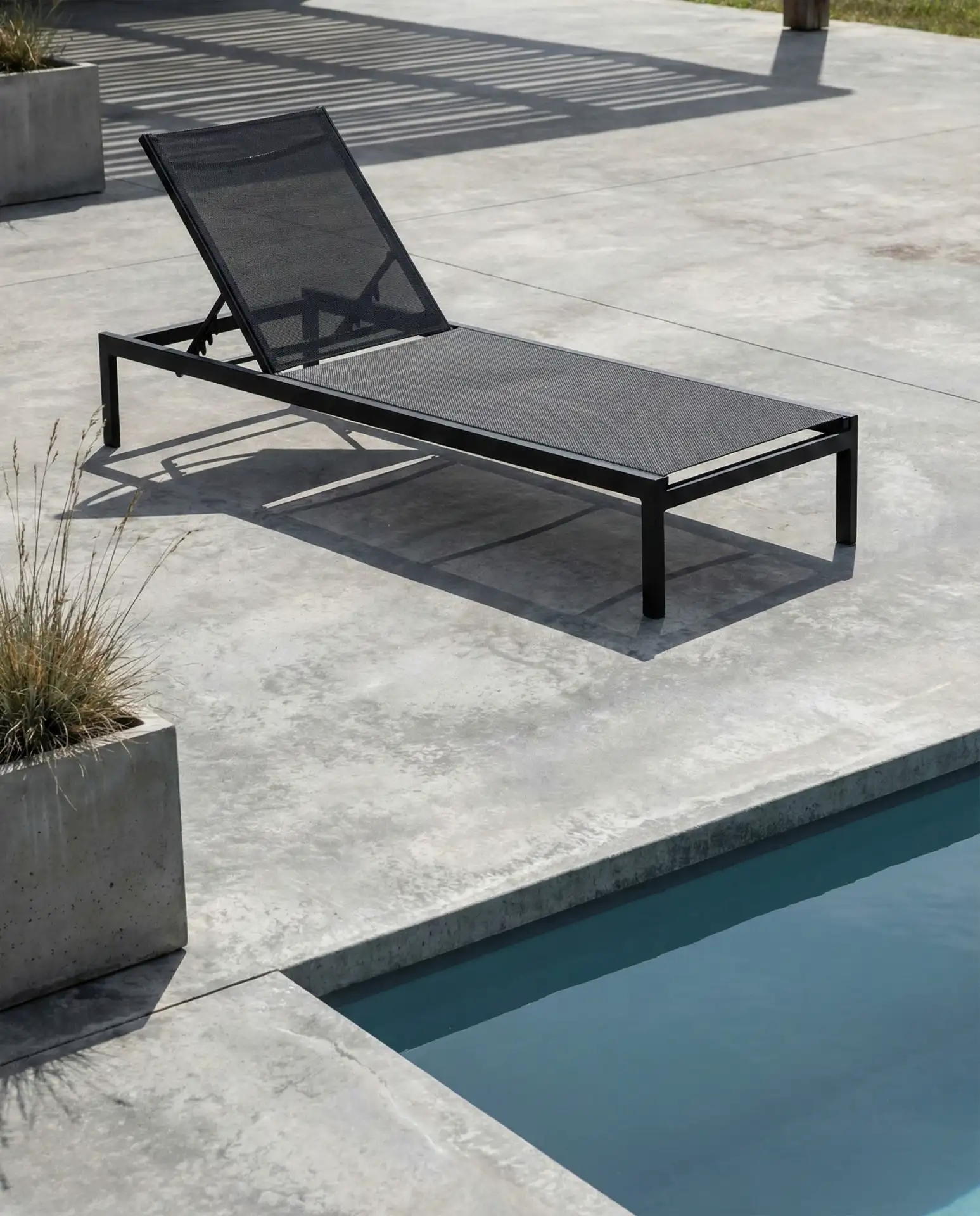 Modern Metal Frame Lounge Chairs in Matte Black 1