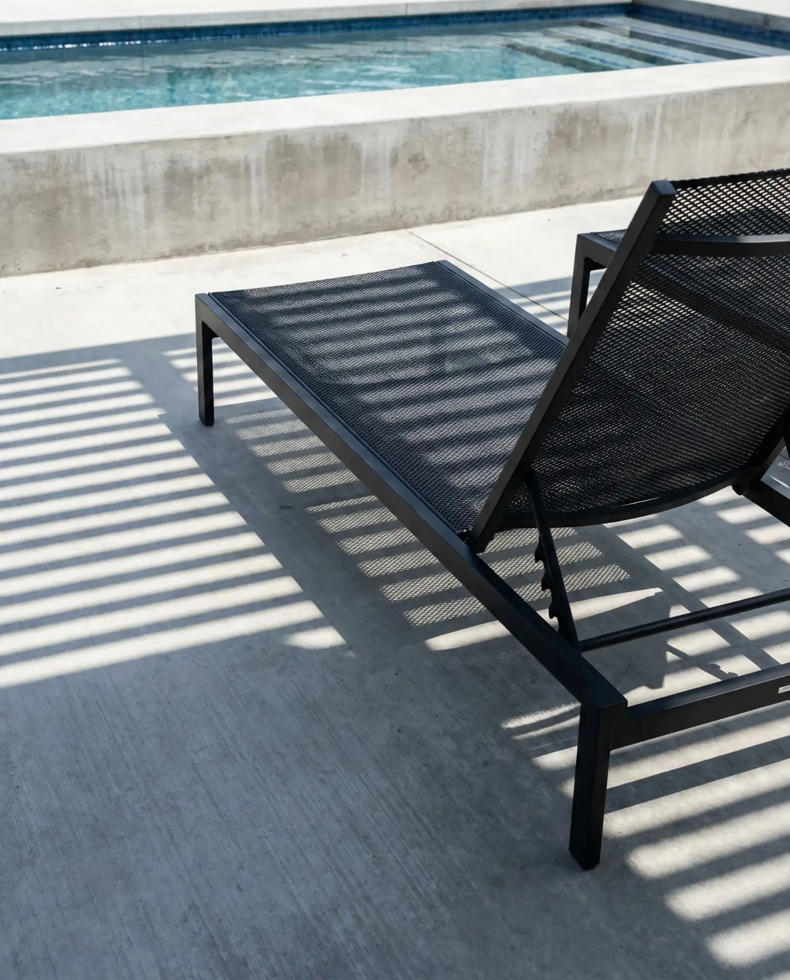 Modern Metal Frame Lounge Chairs in Matte Black 2