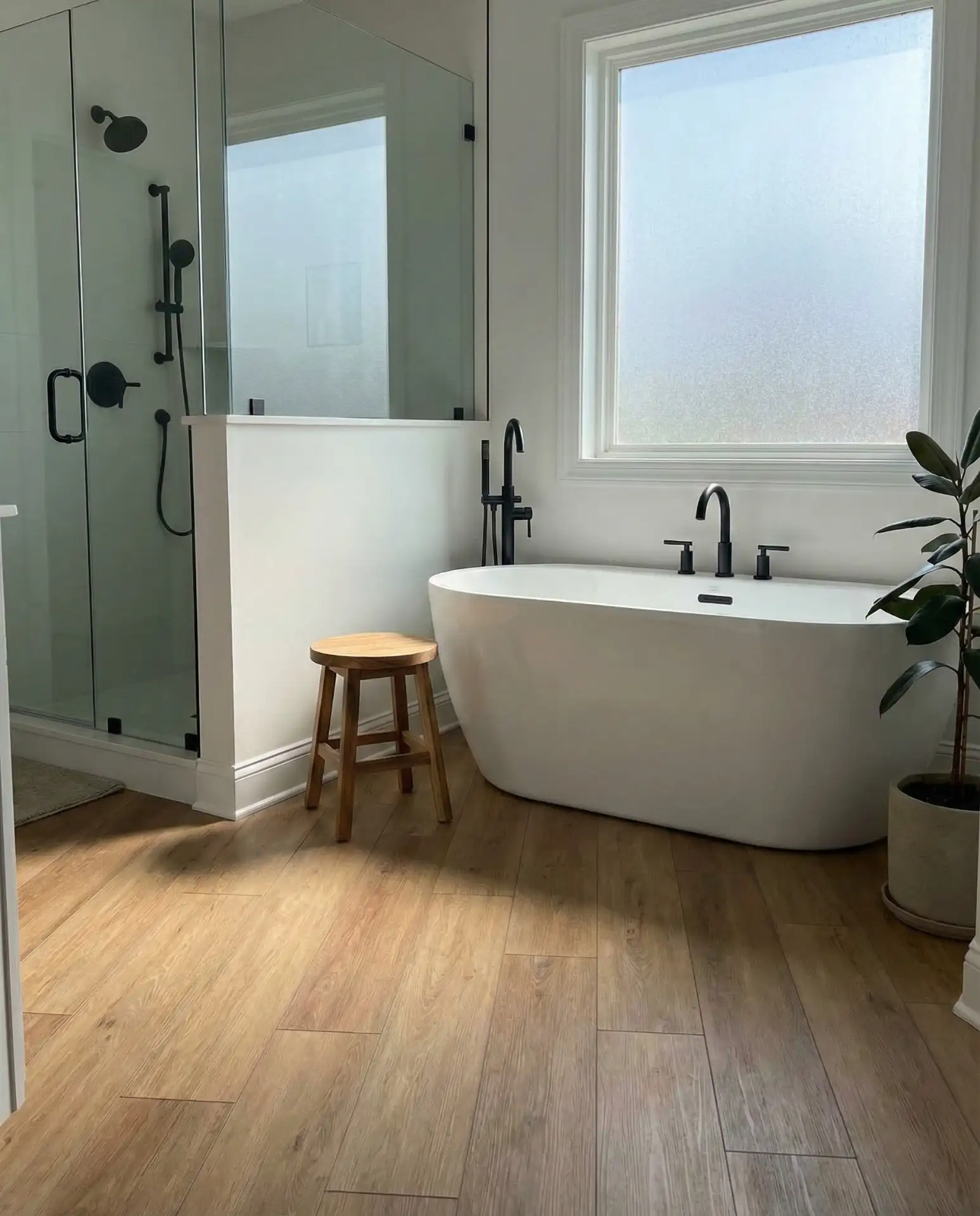 Waterproof Vinyl Planks That Mimic Hardwood 1