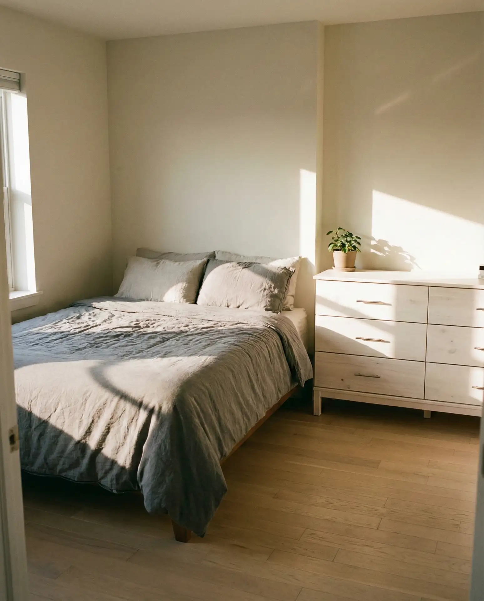 10x10 Room with Queen Bed and Dresser 2