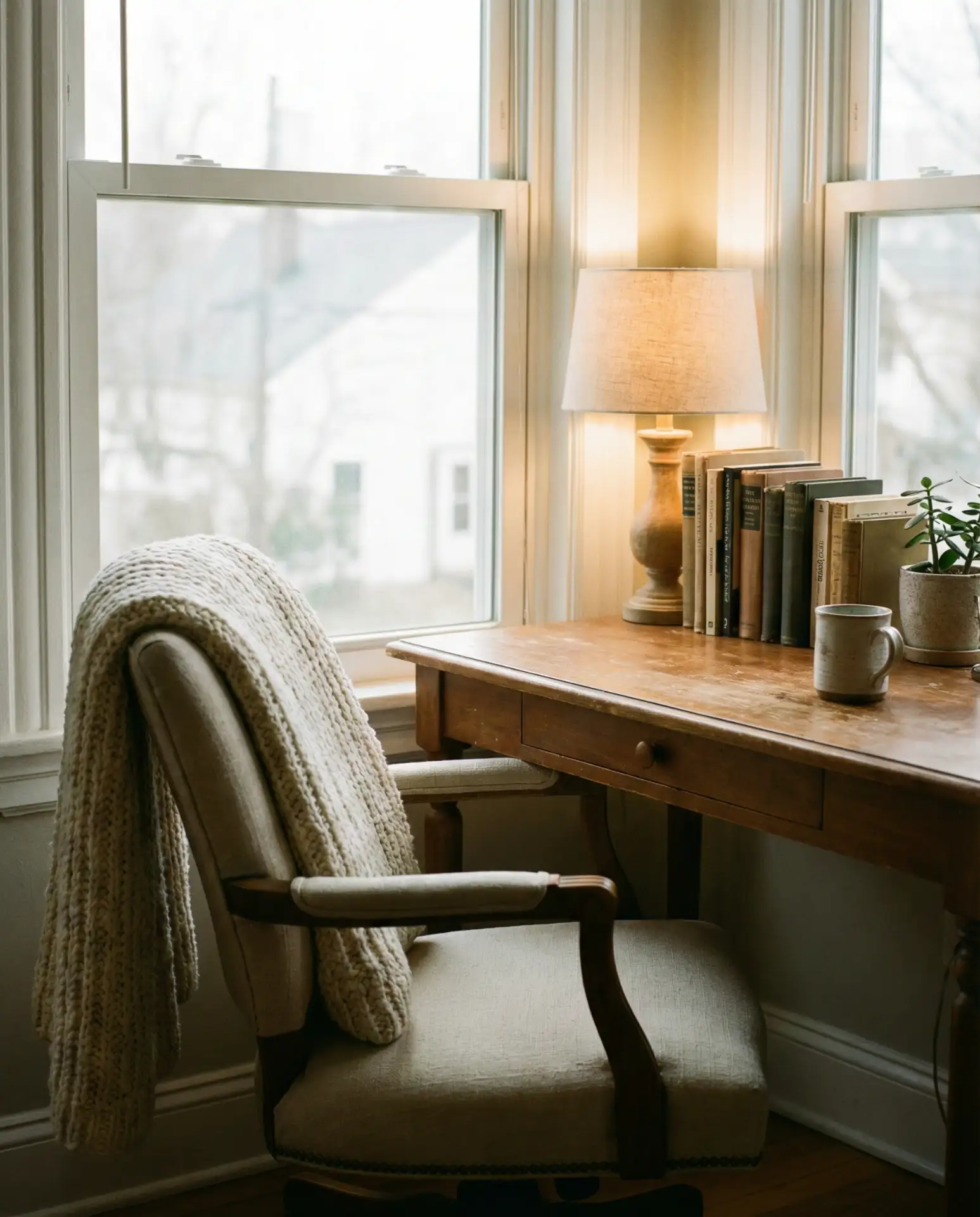 Cozy Reading Nook Desk Hybrid 1