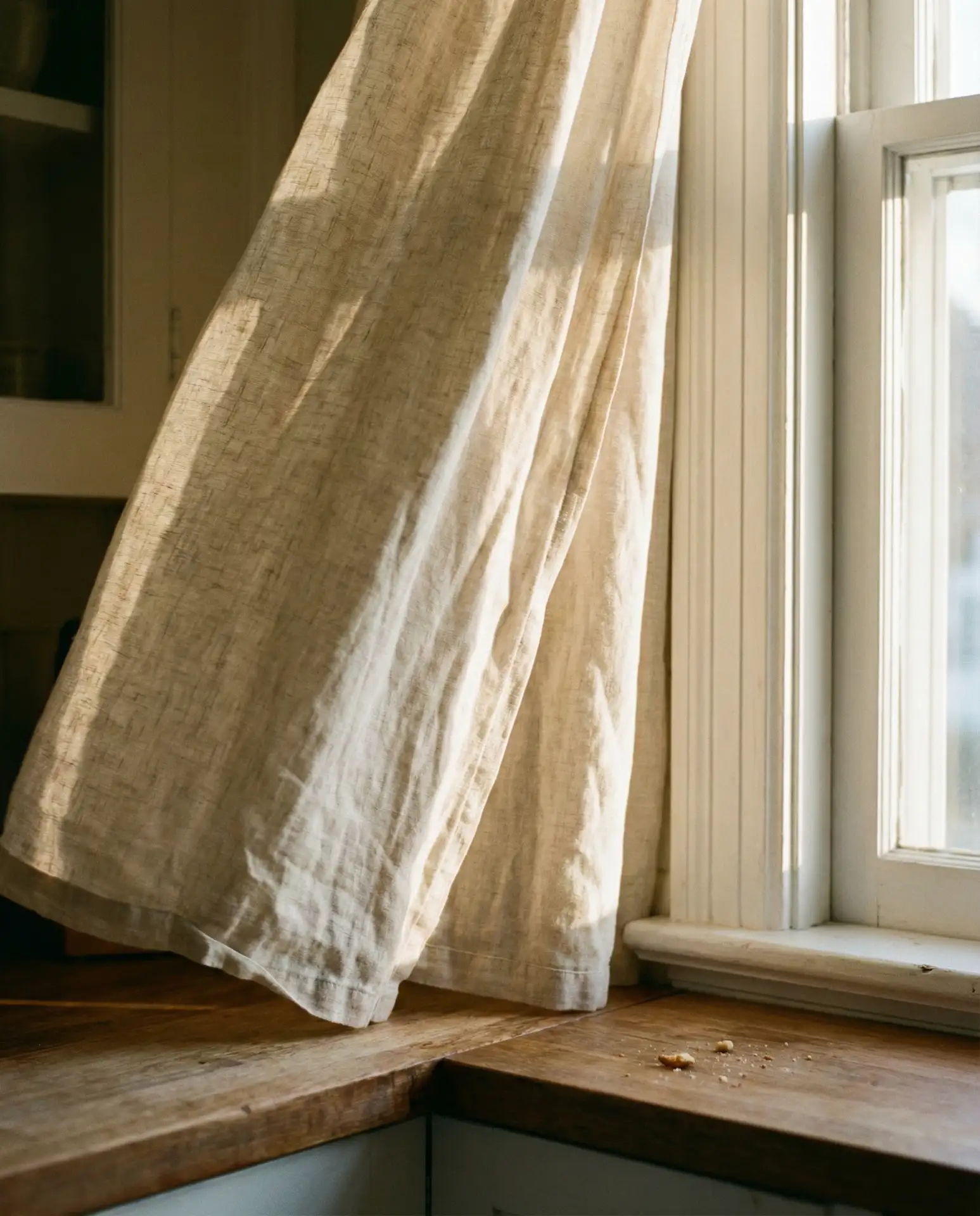Flowing Linen Curtains for a Soft, Modern Look 1