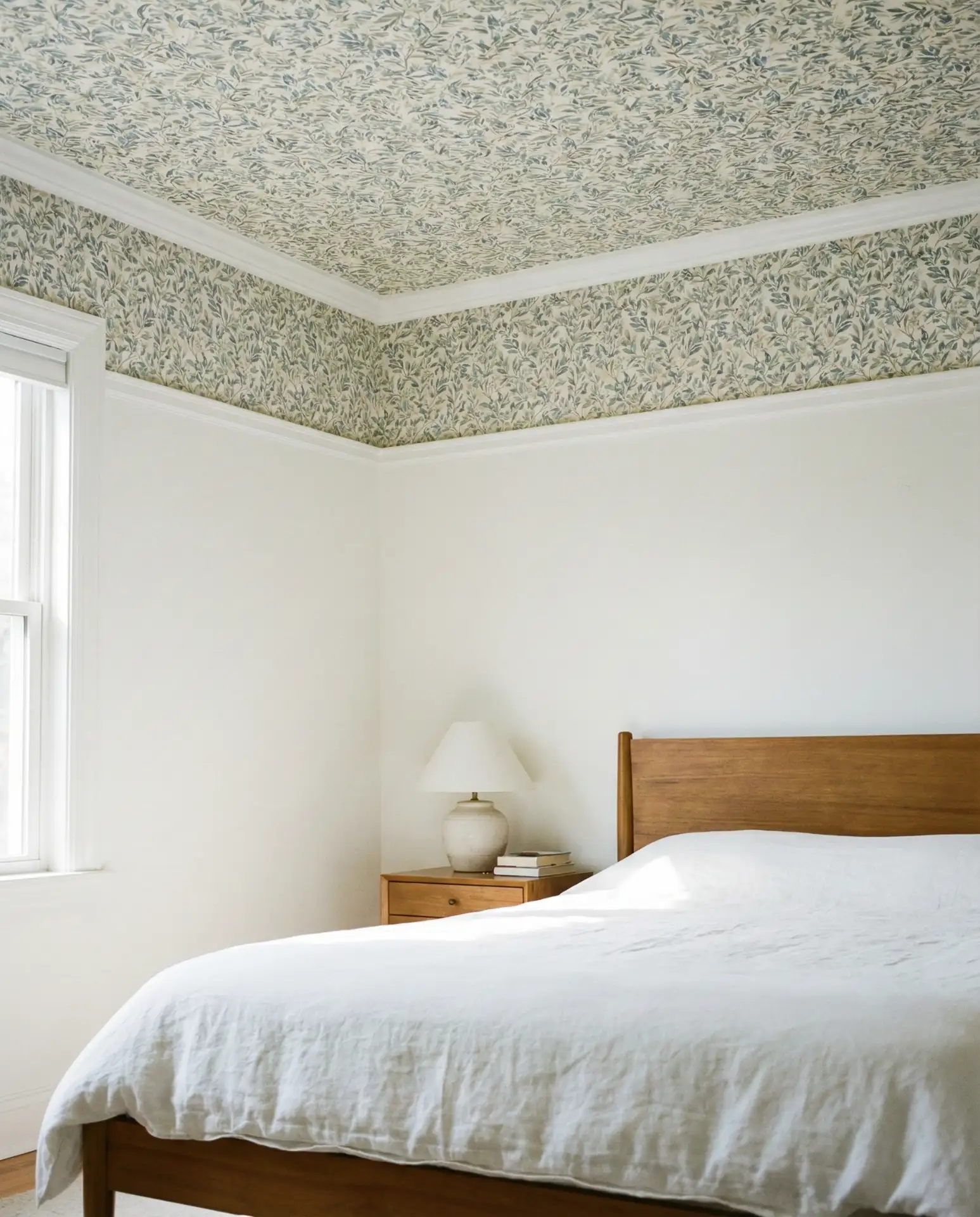 Statement Wallpaper on the Ceiling 1