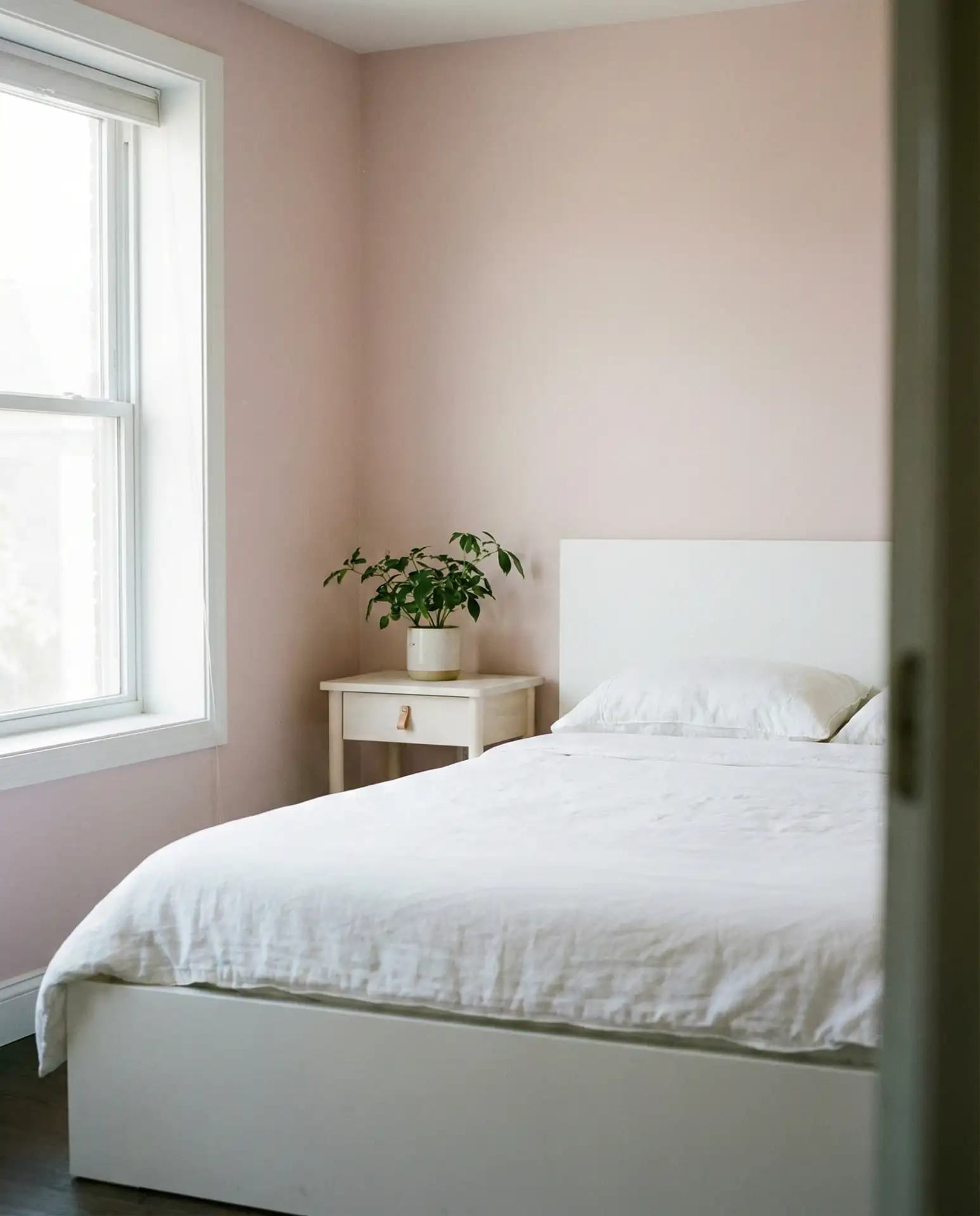 Simple Pink Bedroom for Minimalists 2