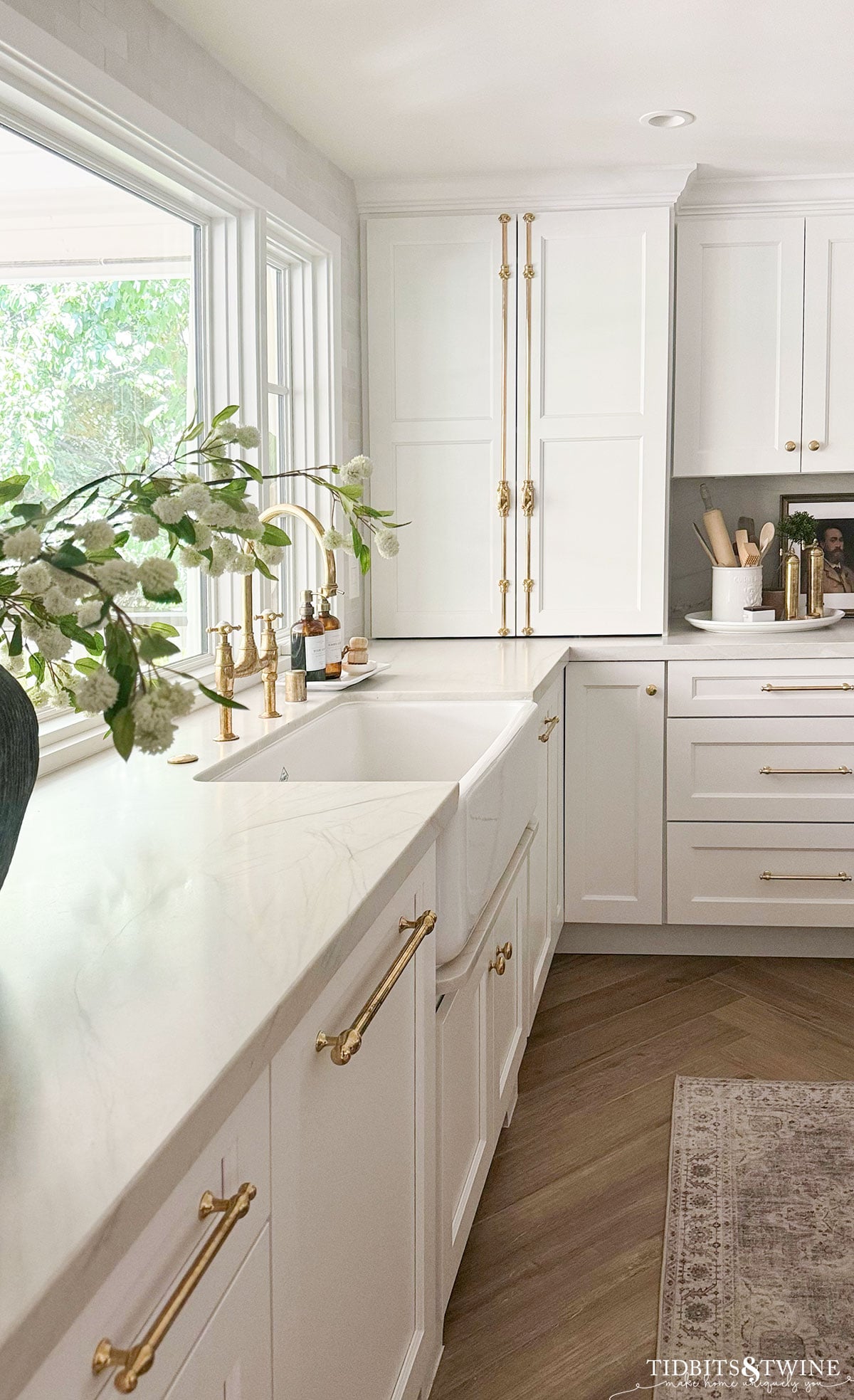 10 Clever Kitchen Cabinet Storage ideas - Tidbits&Twine