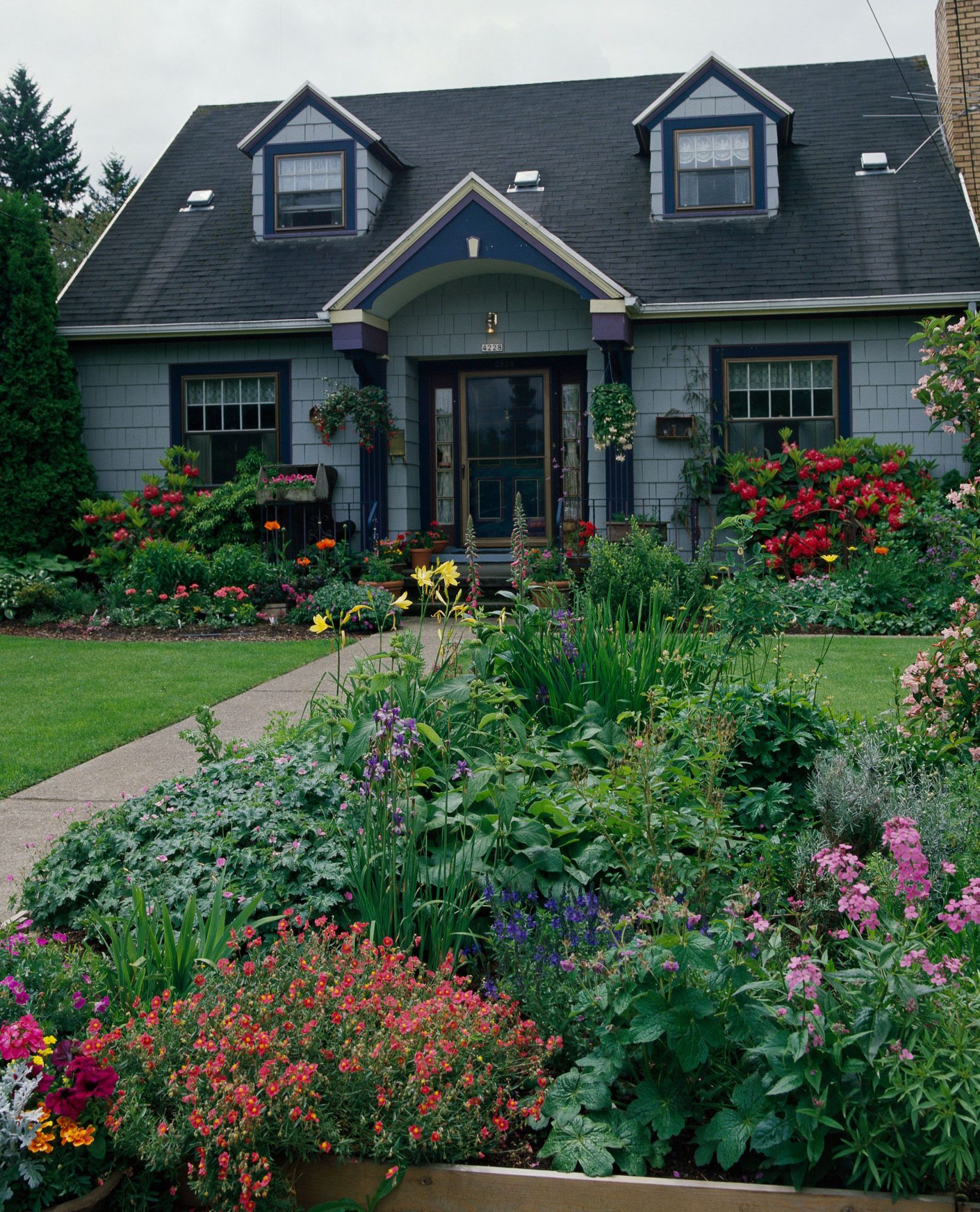 16 Colorful Front Yard Flower Bed Ideas