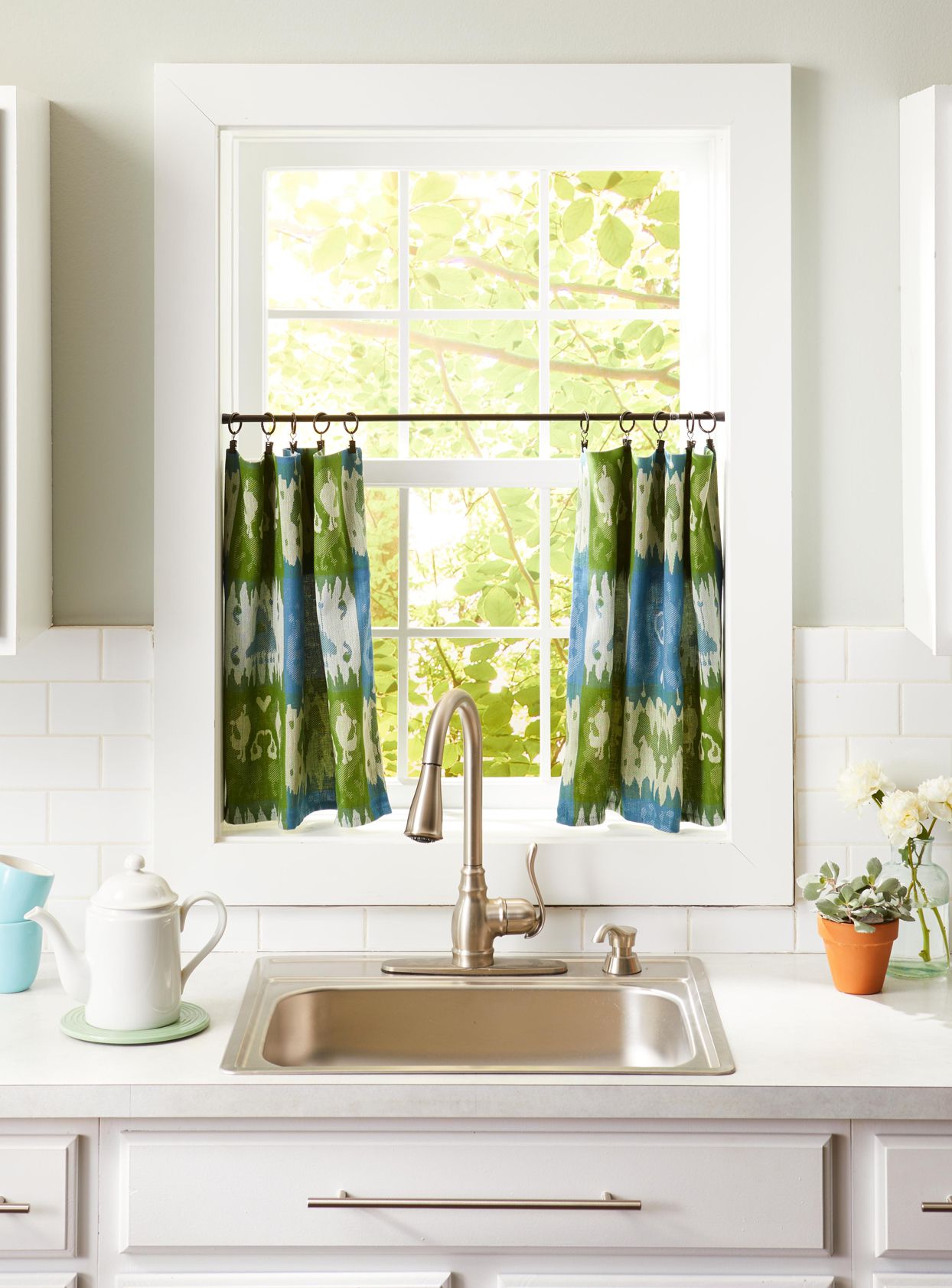 16 DIY Kitchen Window Treatments That Block Sun and Add Style
