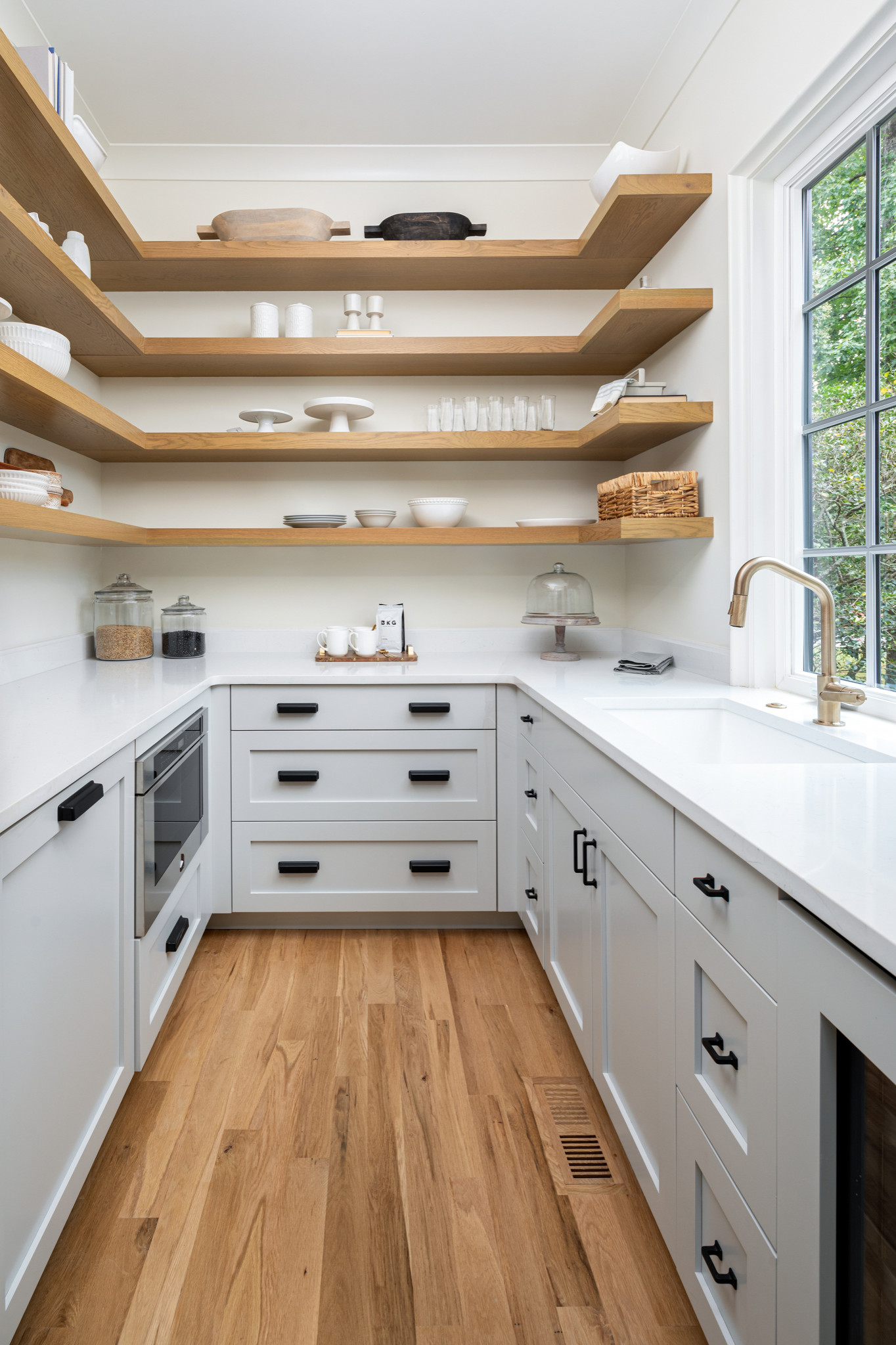 25 Beautiful Butler's Pantries