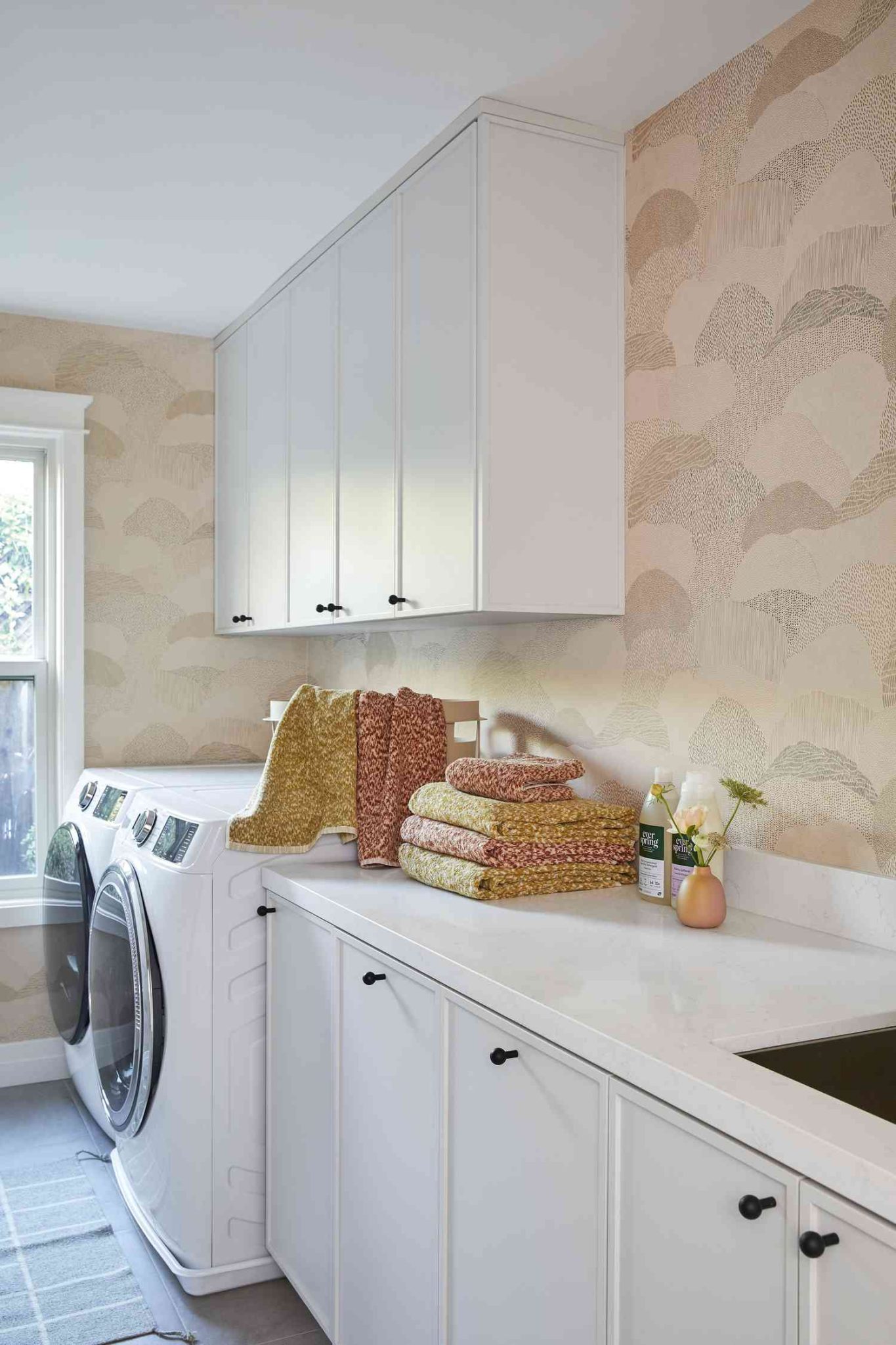 26 Stylish Laundry Room Wallpaper Ideas to Try