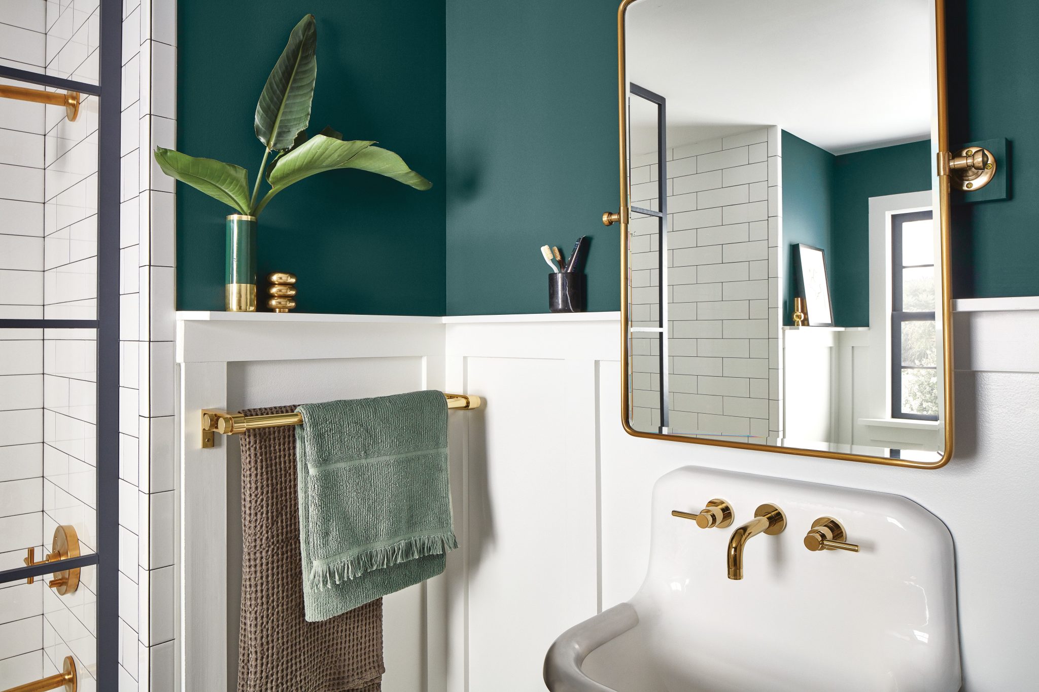 27 Best Paint Colors for Small Bathrooms
