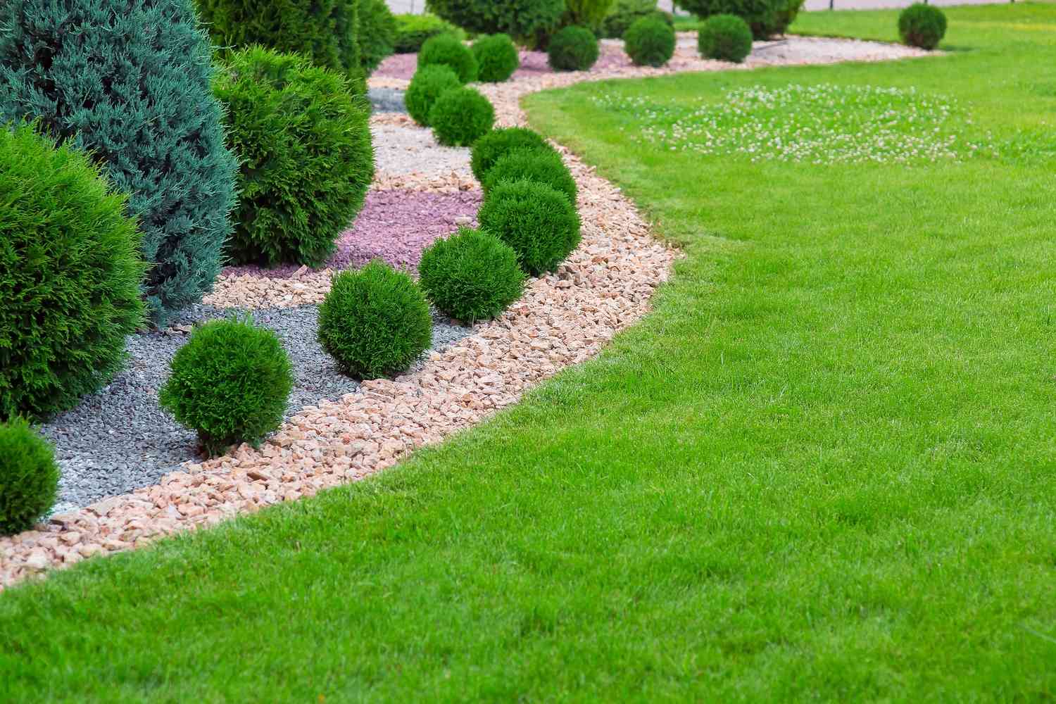 28 Front Yard Landscaping Ideas With Rocks and Mulch