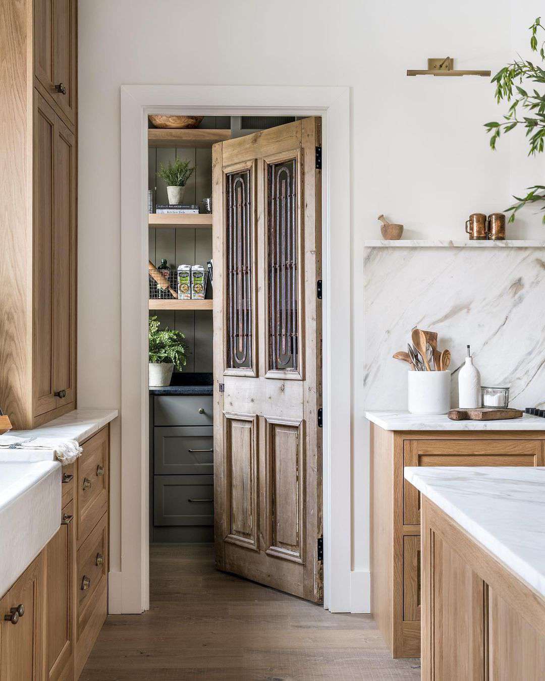 29 Pantry Door Ideas to Maximize Style and Space in Your Kitchen