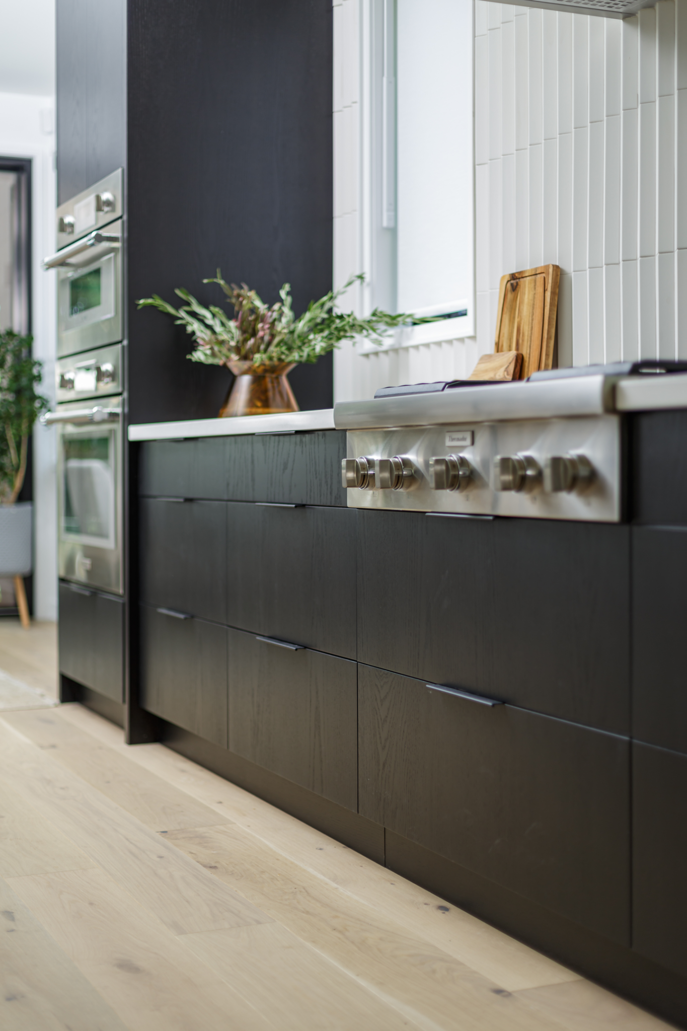 30 Design Ideas for Modern Rich Black Kitchen Cabinets - decorcabinets.com