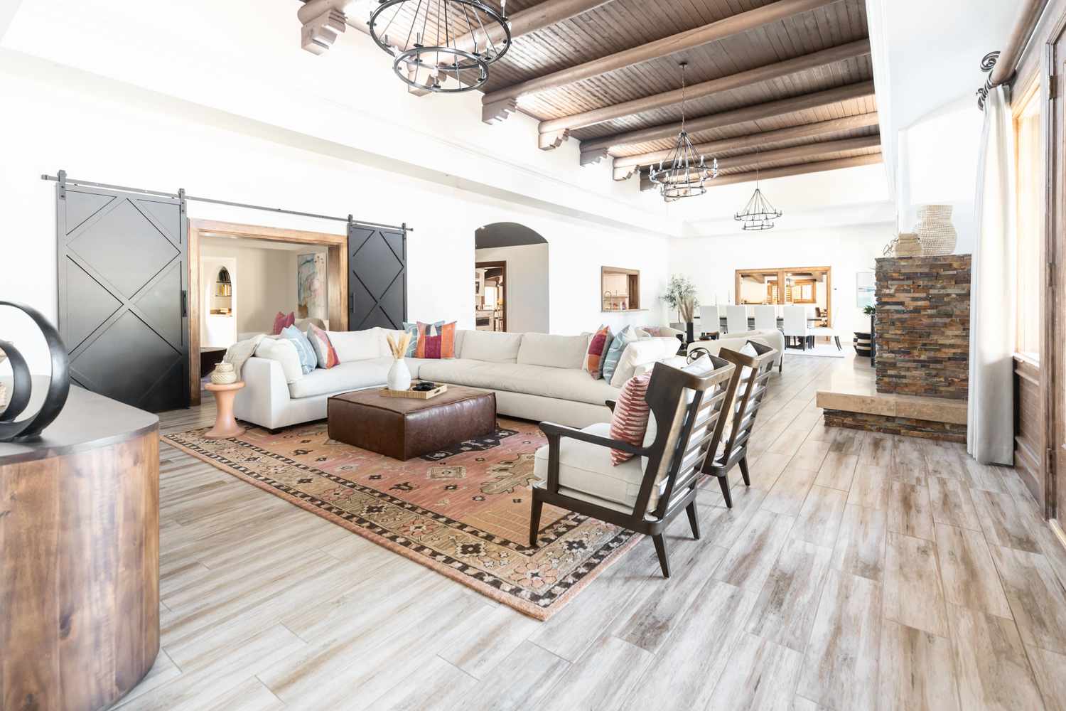 30 Farmhouse Living Rooms To Make You Feel Cozy