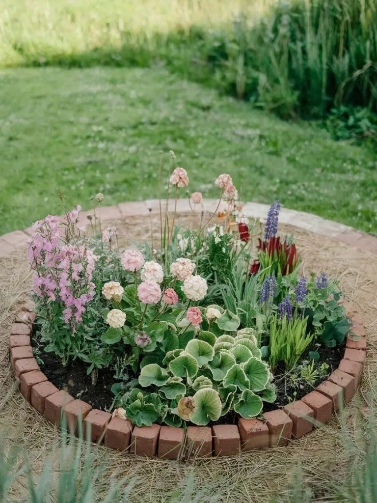 45 Round Flower Bed Ideas For Your Garden - DigsDigs