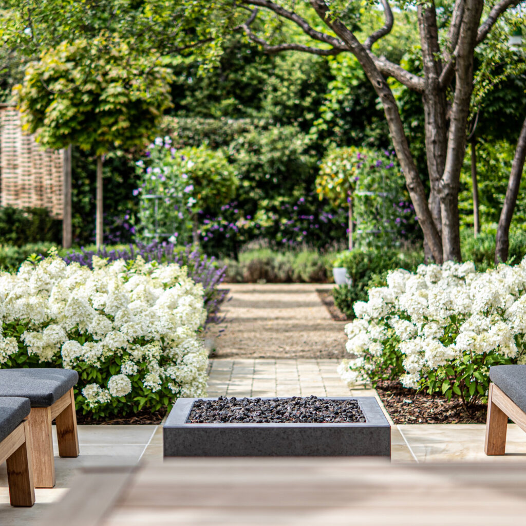 5 Gorgeous Indoor-to-Outdoor Flower Bed Ideas - Lumbini Park