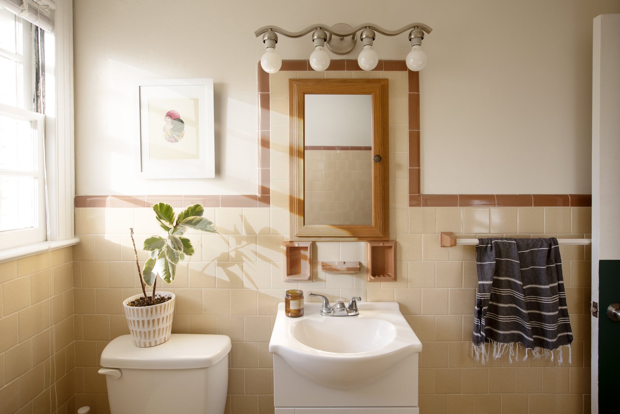 5 Ways to Brighten Up a Tiny Bathroom, According to Designers | Apartment Therapy