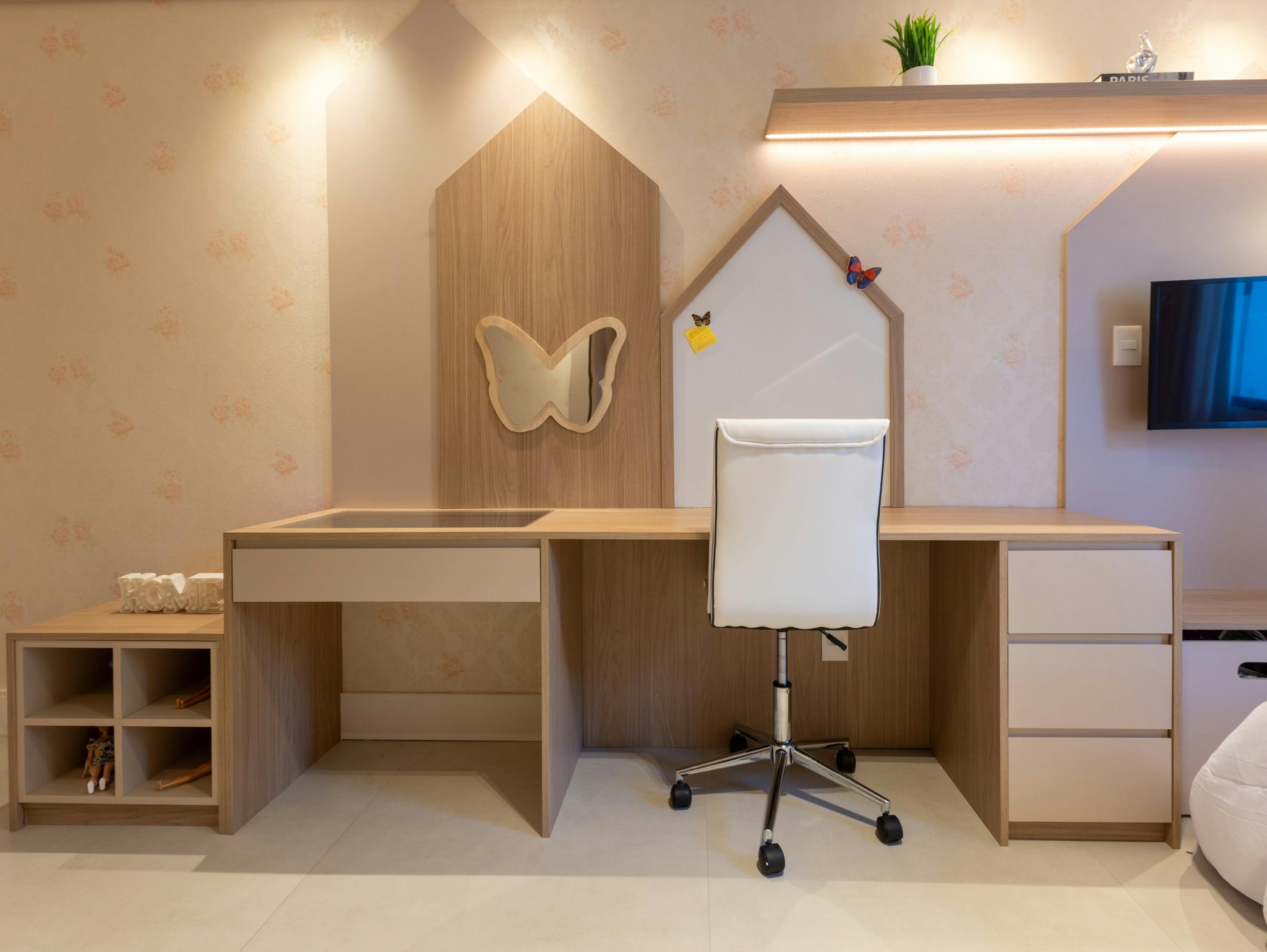 Charming child's bedroom in Salvador, Brazil featuring modern decor, a stylish desk, and soft lighting for a cozy atmosphere.