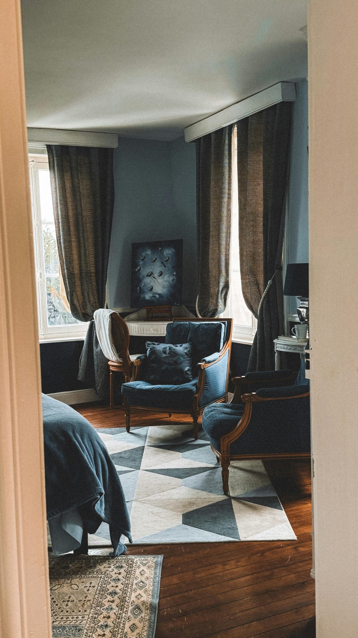 Charming vintage living room showcasing classic furniture and a cozy ambiance.