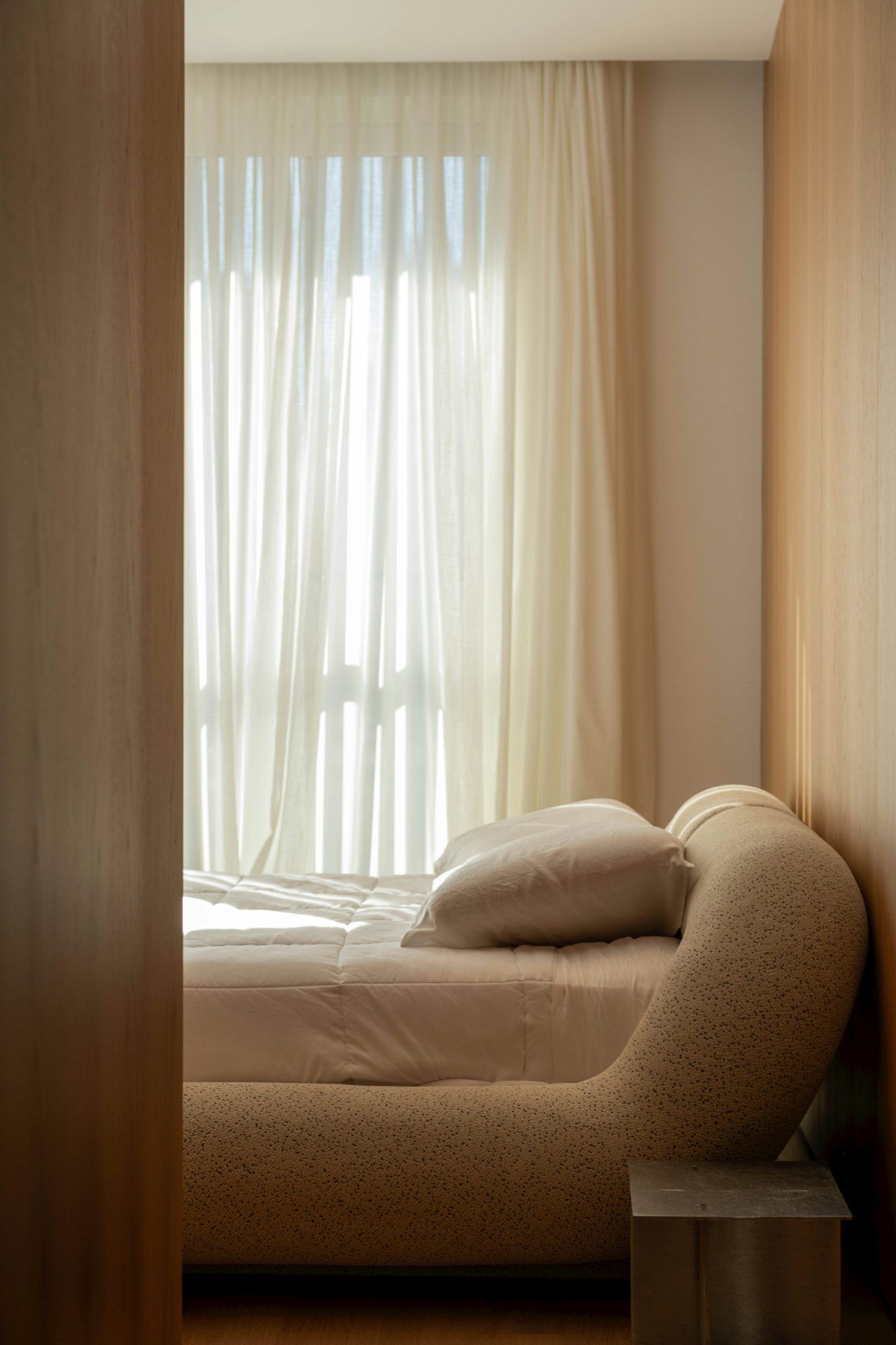 Cozy bedroom with an inviting bed and sheer curtains. photo – Free Texture Image on Unsplash