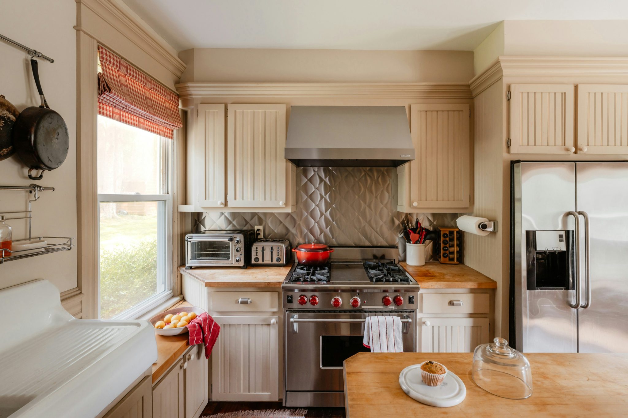 Cozy farmhouse kitchen 1/3 (IG: @clay.banks)