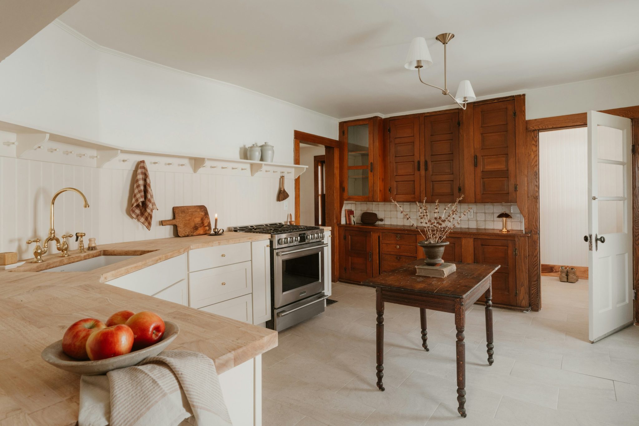 Farmhouse Kitchen 2/2 (IG: @clay.banks)