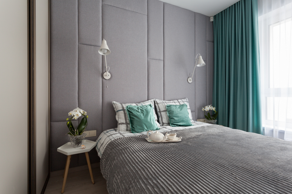 How to Arrange a Small Bedroom With a Queen Bed