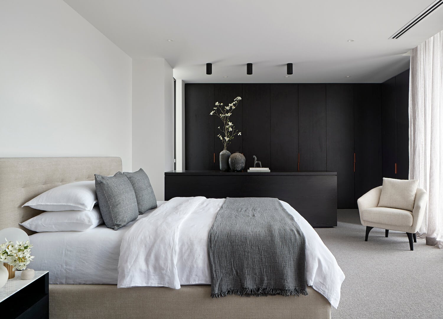 Minimal Bed Styling Ideas: 17 Expert Tips and Inspiration