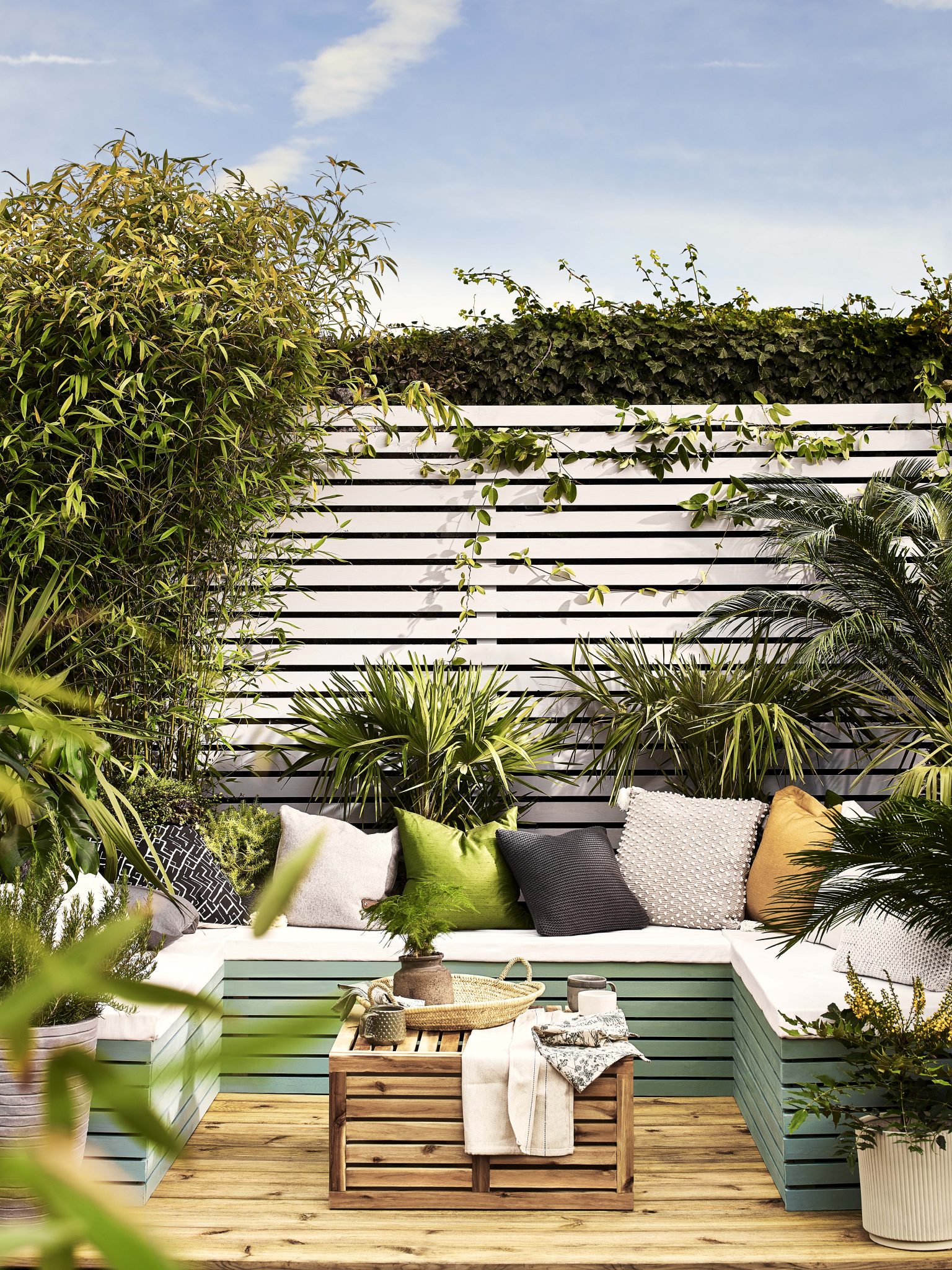 Small deck ideas: 31 budget decking designs for tiny gardens | Real Homes