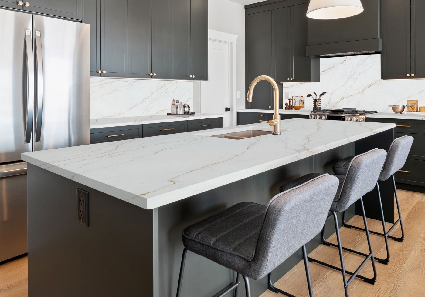 Warm-Tone Quartz Trends for 2026: Beige, Taupe & Gold Veins - Venezia Surfaces (Venezia Stone)
