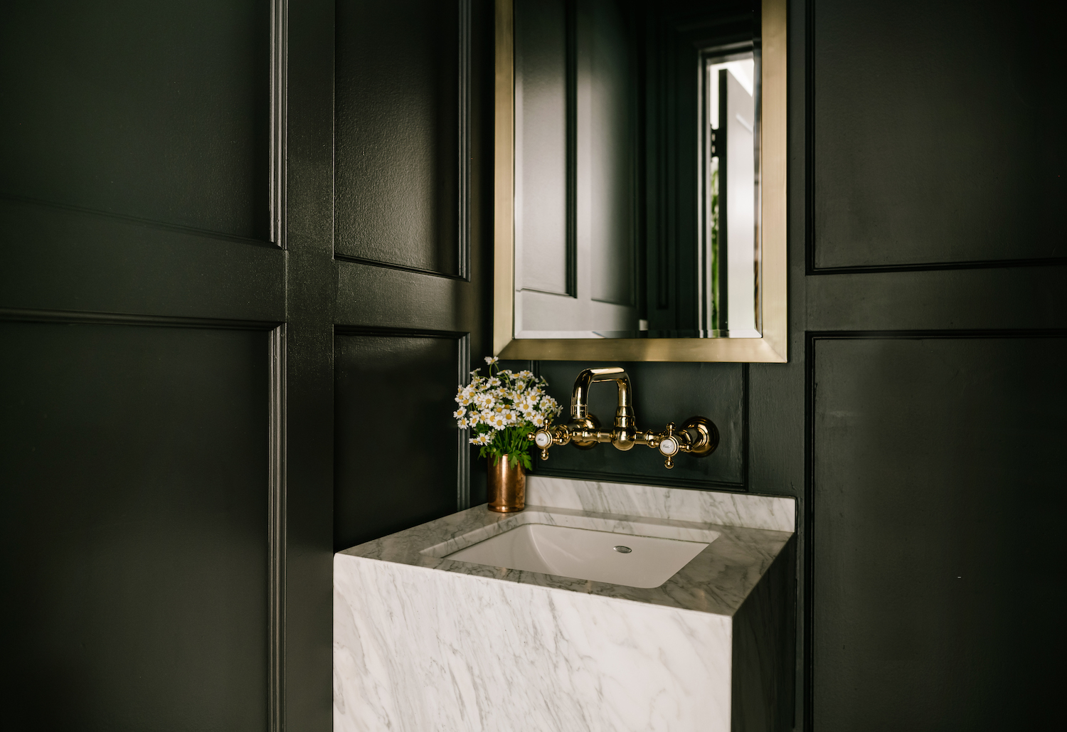 12 Modern Powder Room Ideas With Major Wow Factor | LUXE Interiors + Design