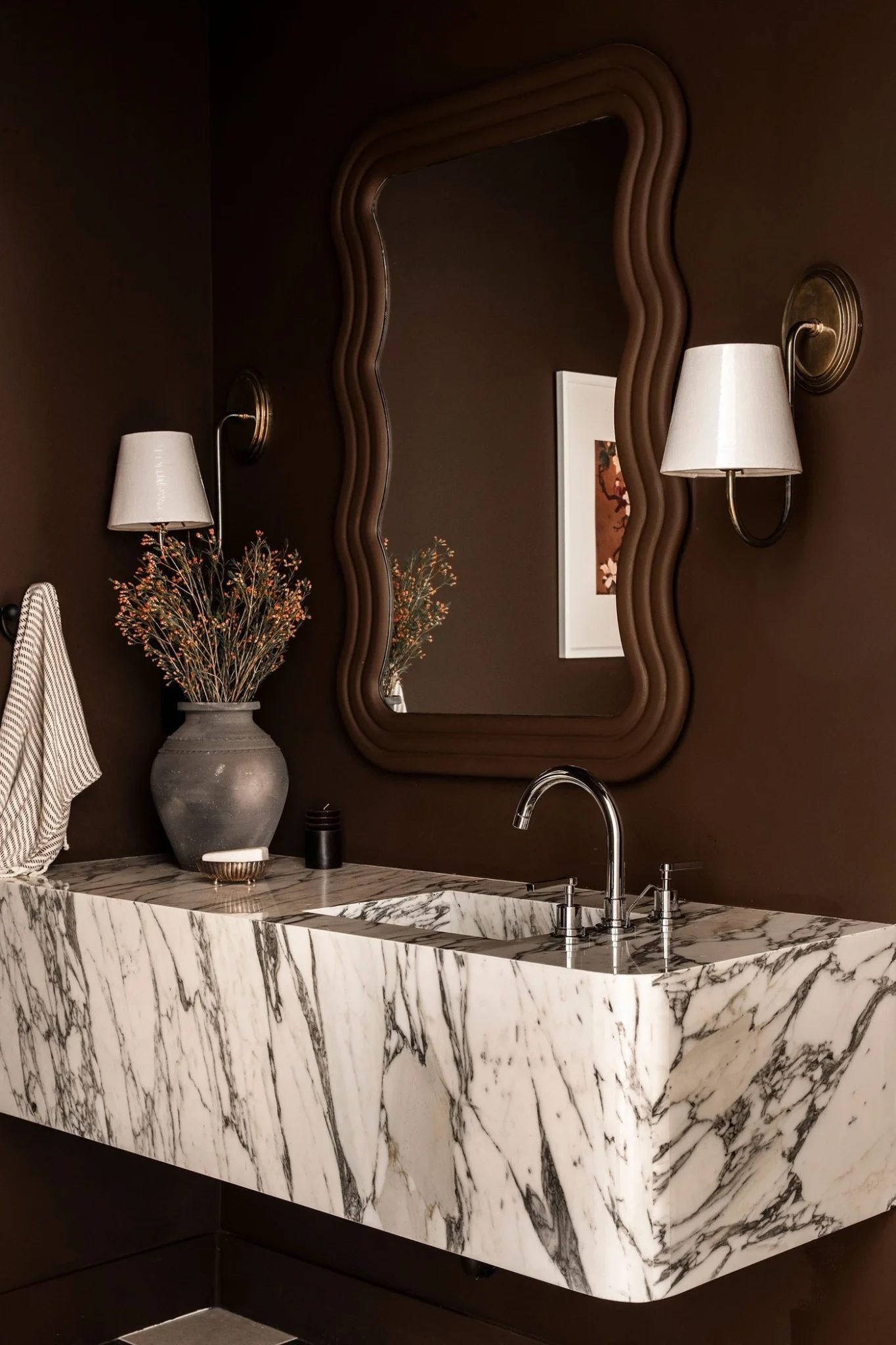 15 “Unexpected” Half Bath Decor Ideas You Need To See
