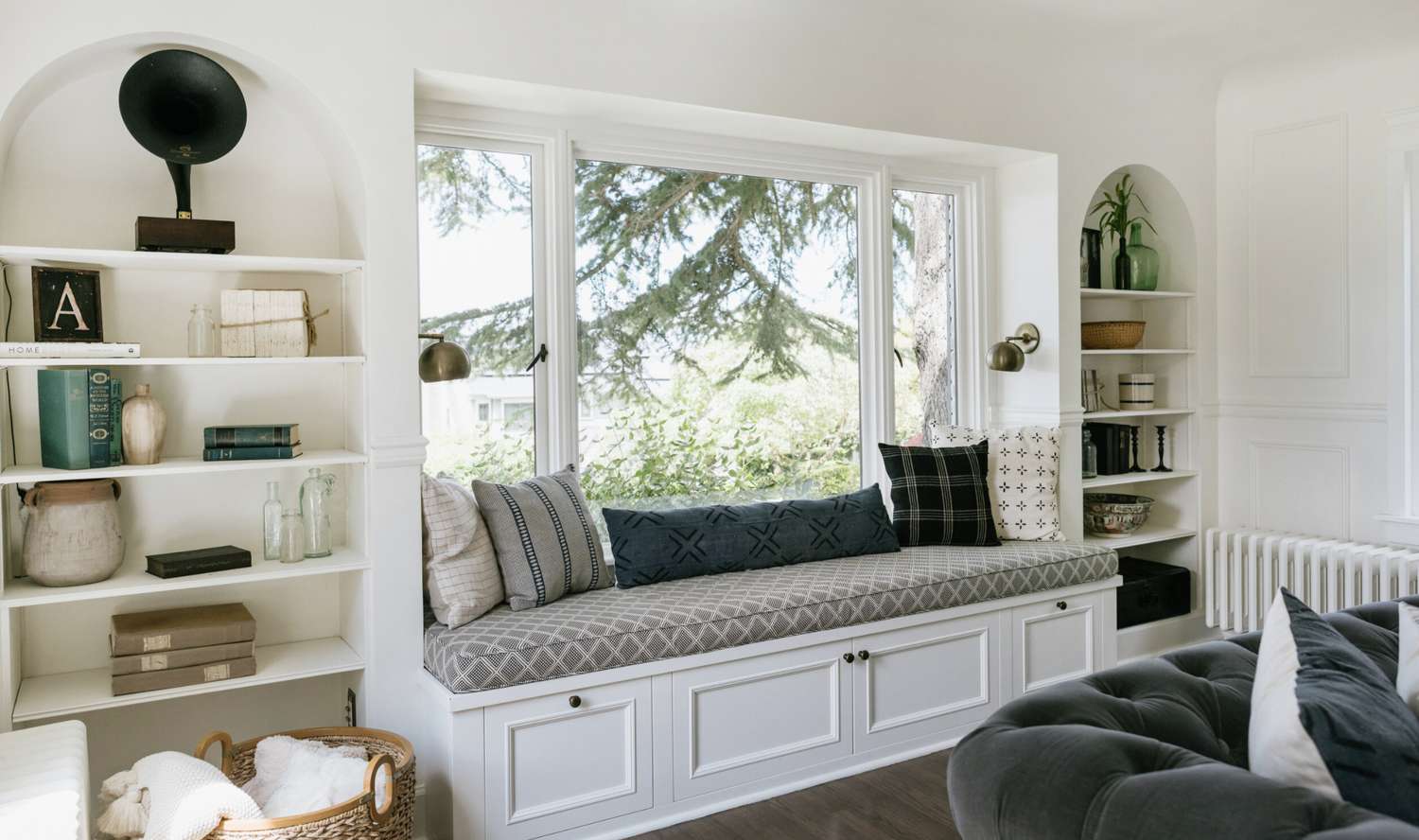 20 Beautiful Living Rooms With Built-In Shelving