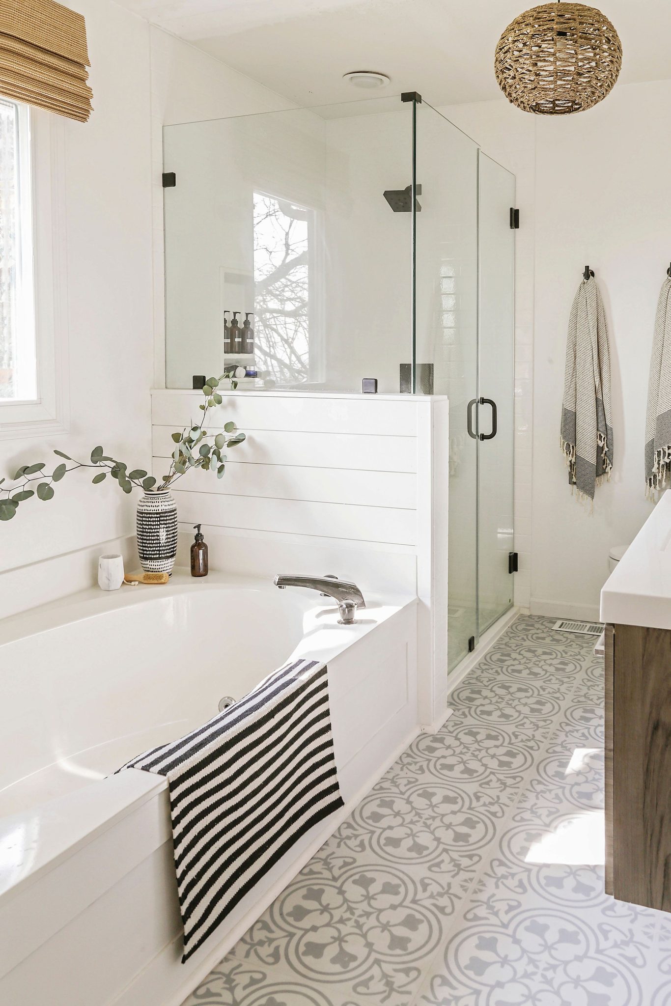 25 Coastal Bathroom Ideas for a Breezy Refresh