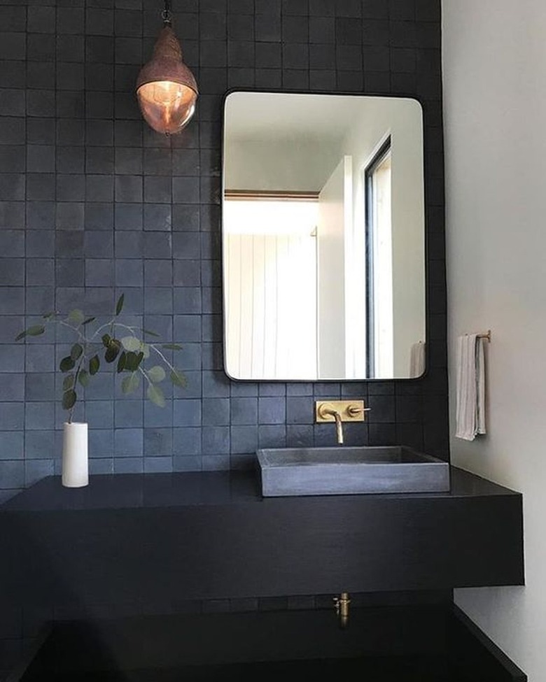 8 All-Black Bathroom Design Ideas That Effortlessly Amp Up The Drama