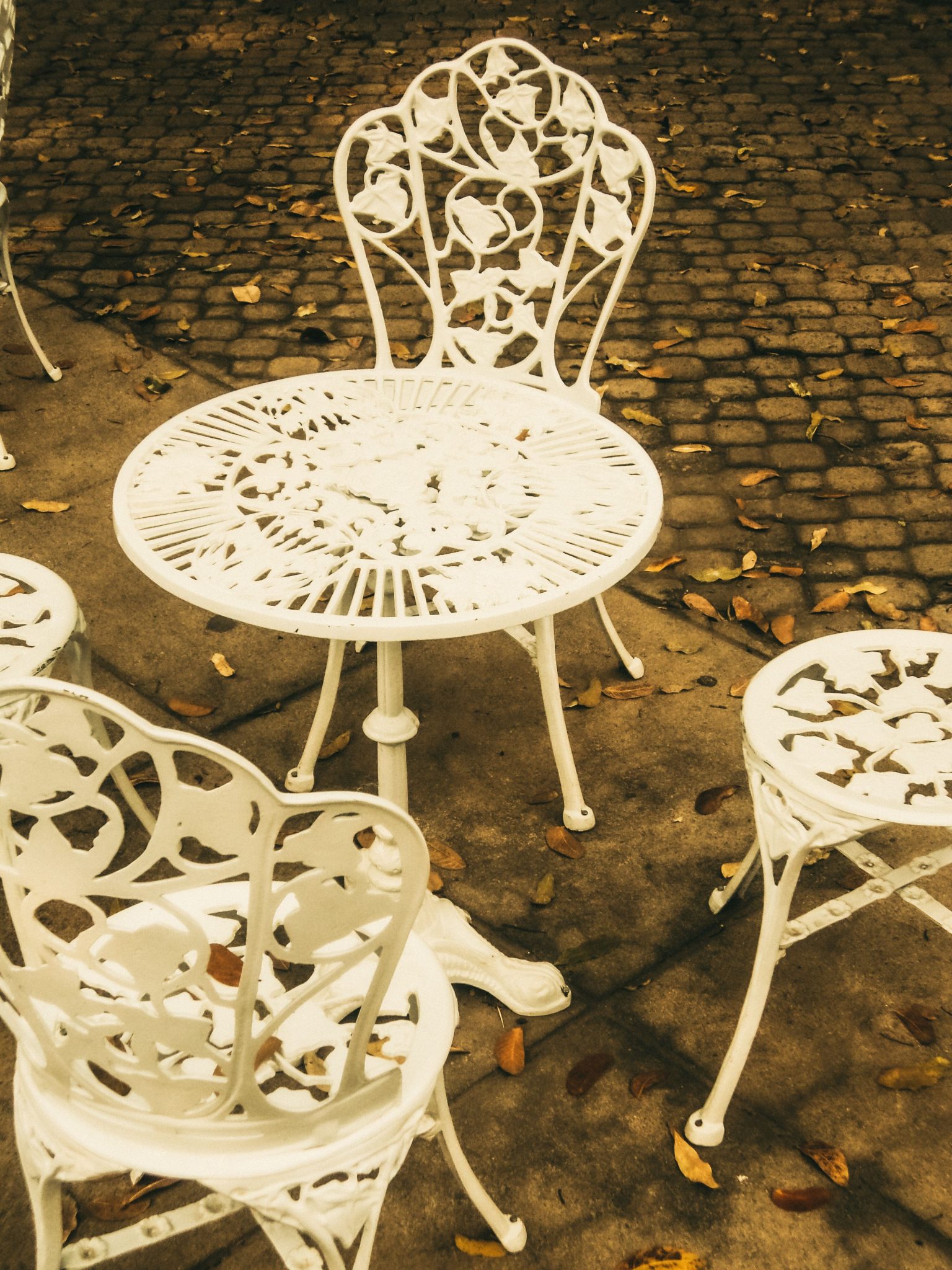 A classic outdoor iron garden furniture set with antique design, perfect for vintage decor.