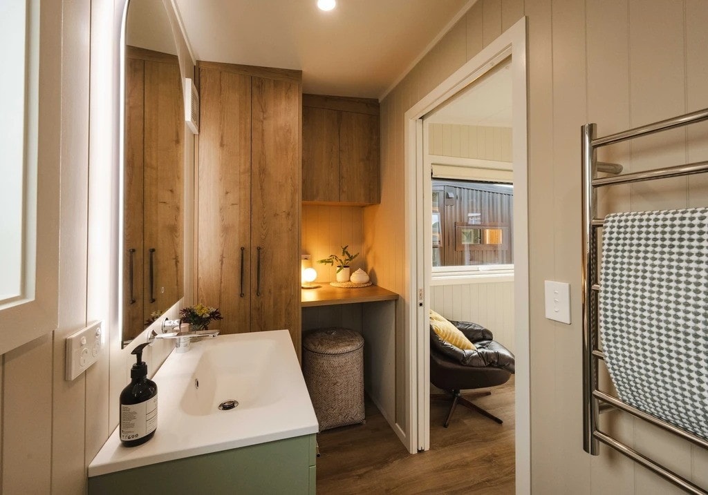 Bespoke Tiny Home for Two Adds Coastal Charm to an Incredible Layout - autoevolution