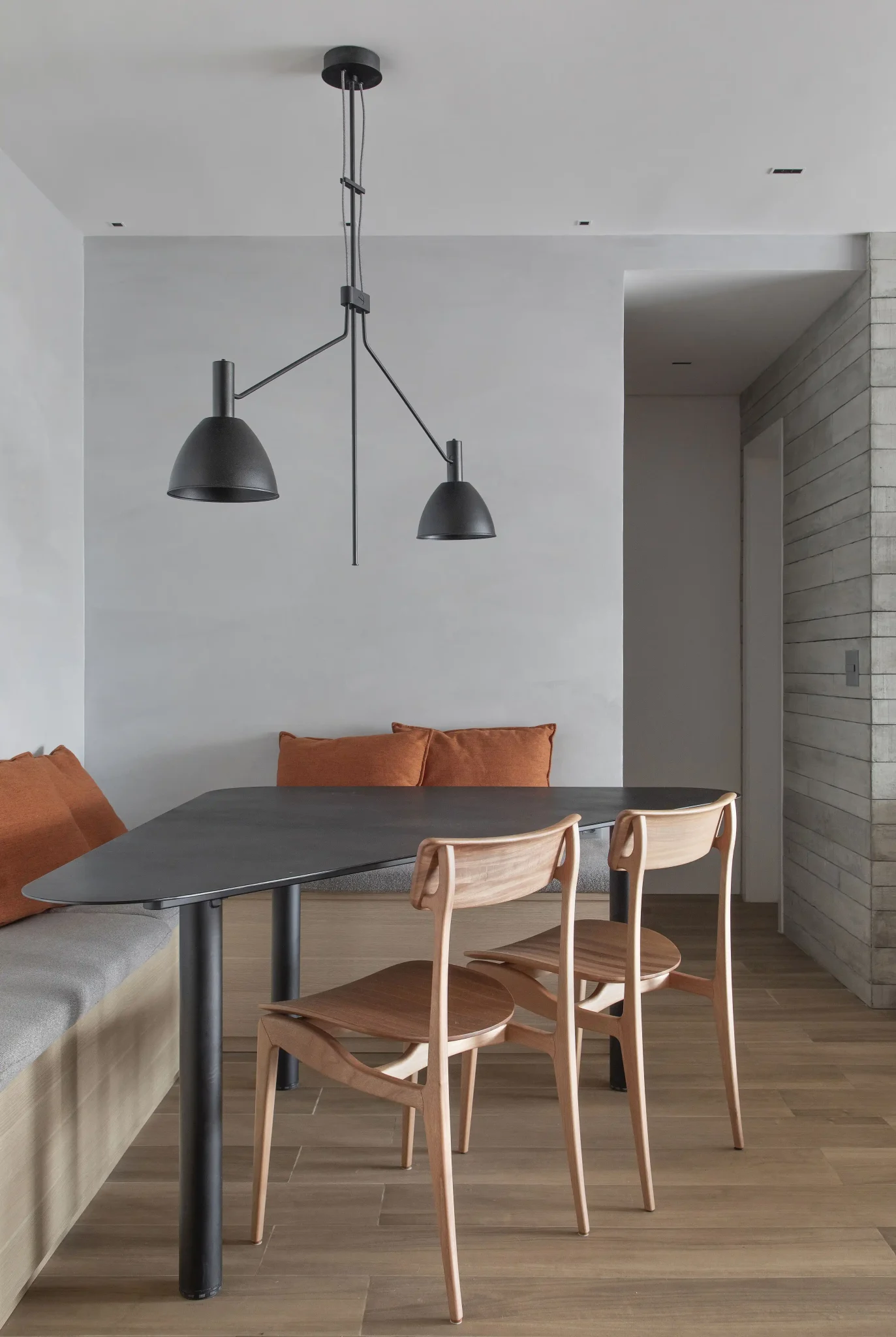 Black and terracotta mark the decor of this 110 m² masculine apartment
