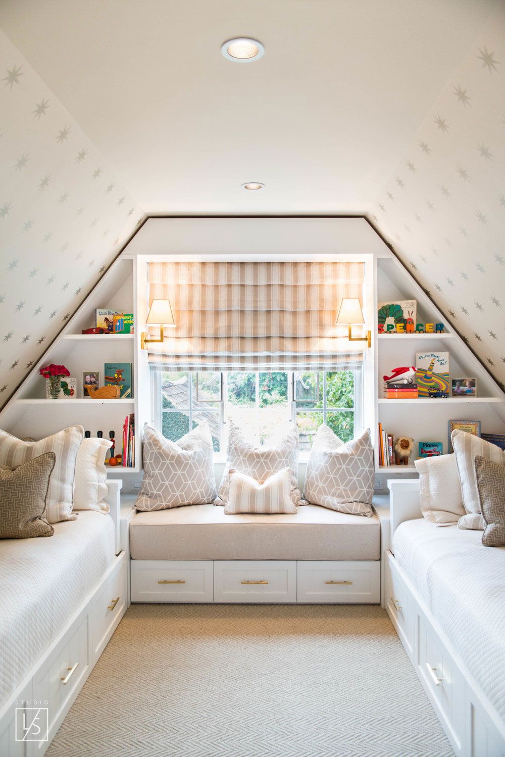 Can You Count How Many Beds This Small-Space Guest Bedroom Fits? | Architectural Digest