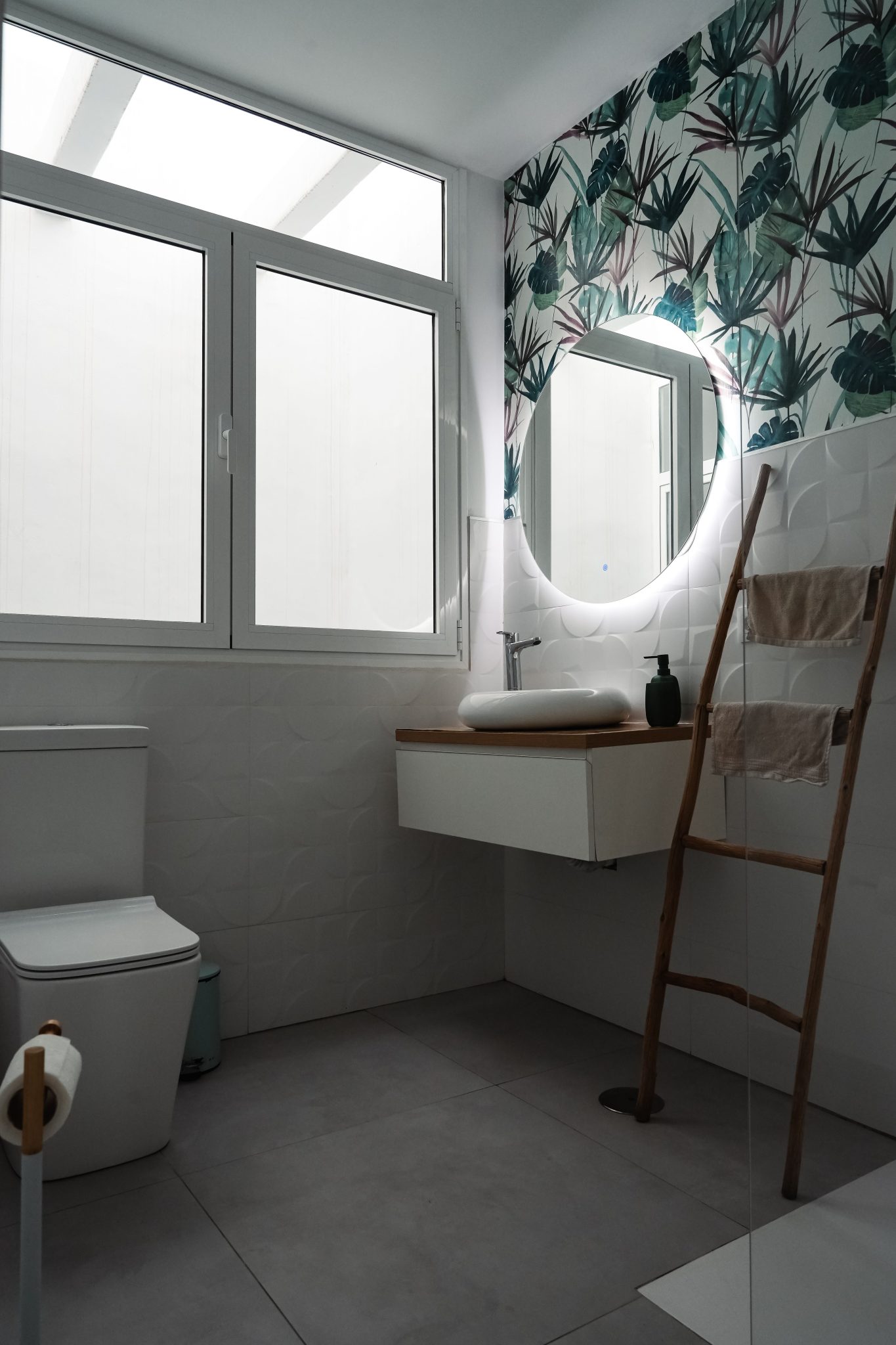 Contemporary bathroom in Lanzarote with tropical decor and minimalist design.