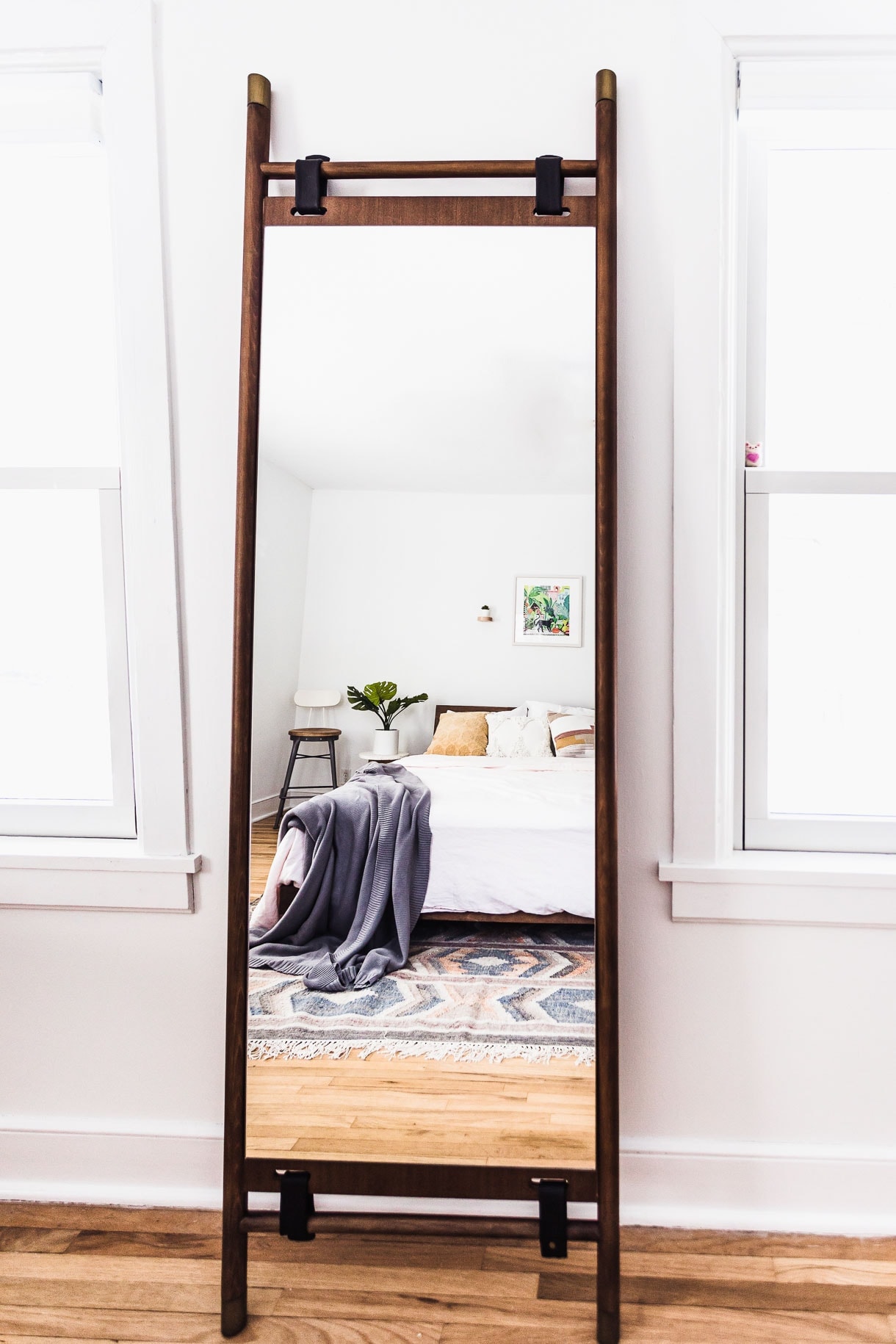 Heartbeet Home: A Cozy Minimalist Bedroom without Clutter