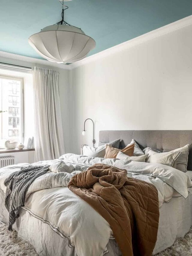 Home tour: A minimal home with a blue ceiling in the bedroom - COCO LAPINE DESIGN