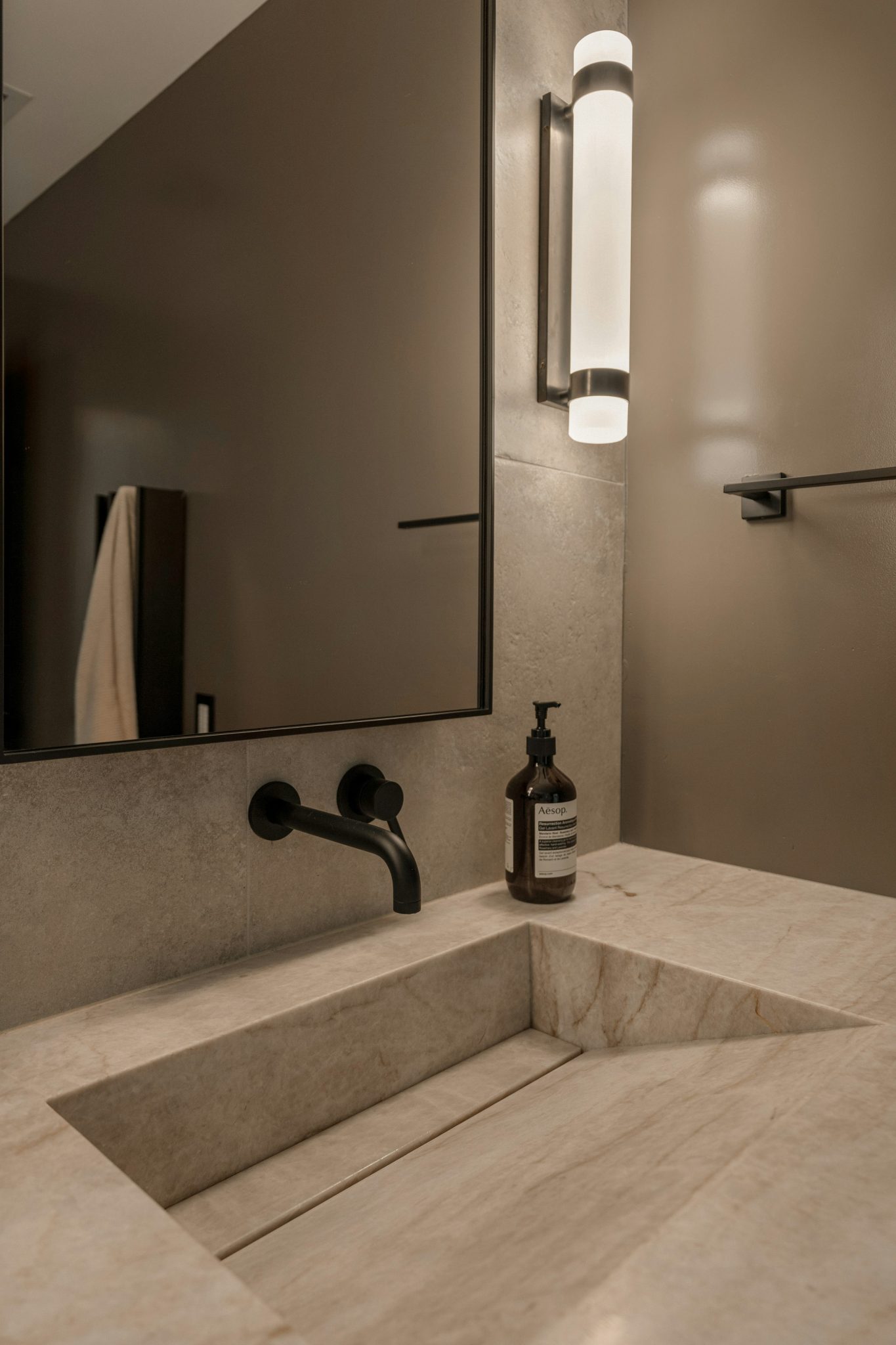 Modern bathroom with stone sink and black faucet. photo – Free Interior design Image on Unsplash
