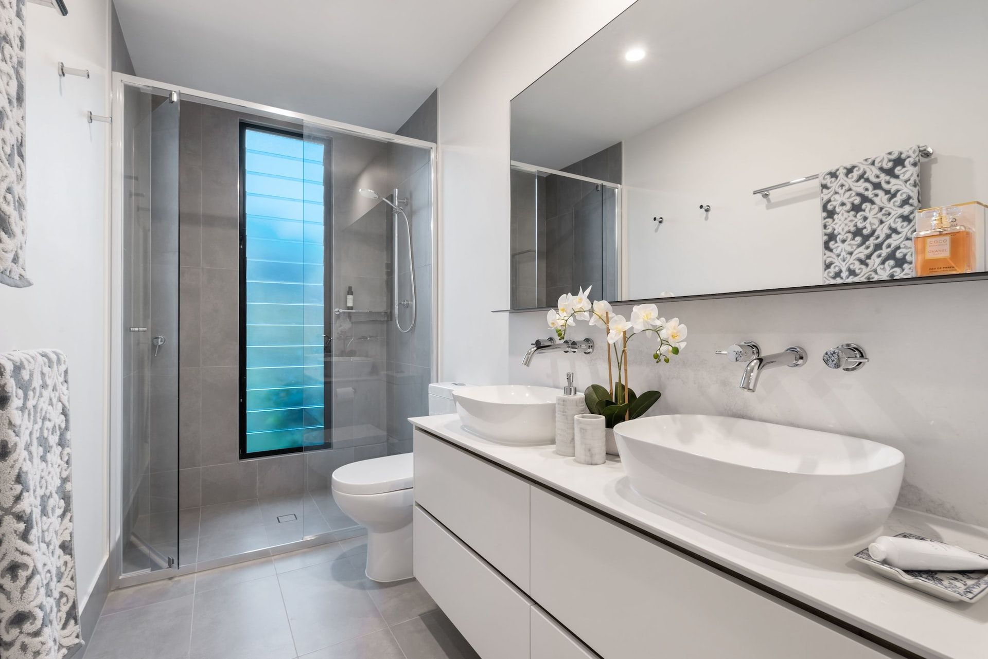 Small Bathroom? How to Make the Most Out of Your Space | GreatBuildz