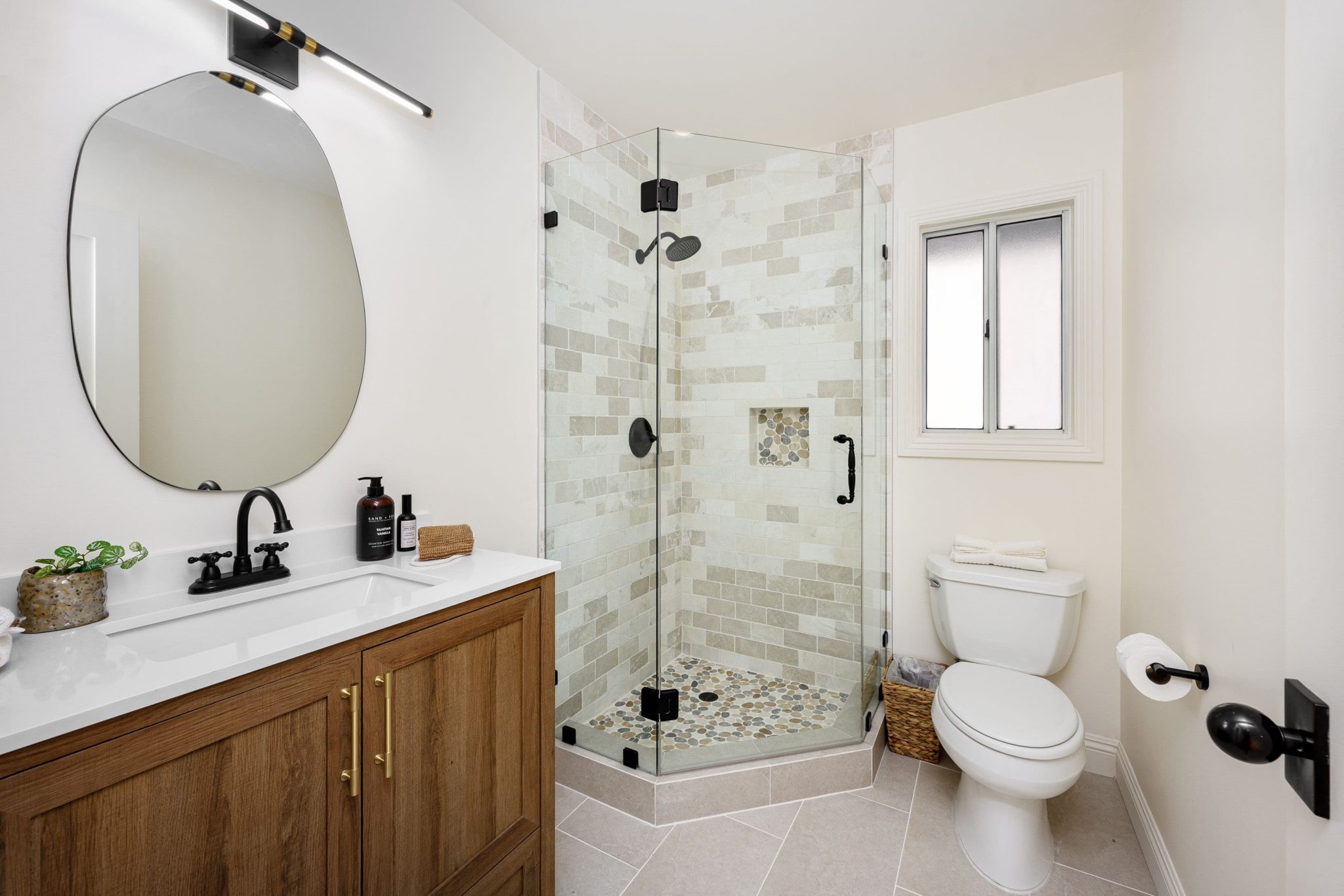 Small Guest Bathroom Ideas with Shower: Stylish & Practical