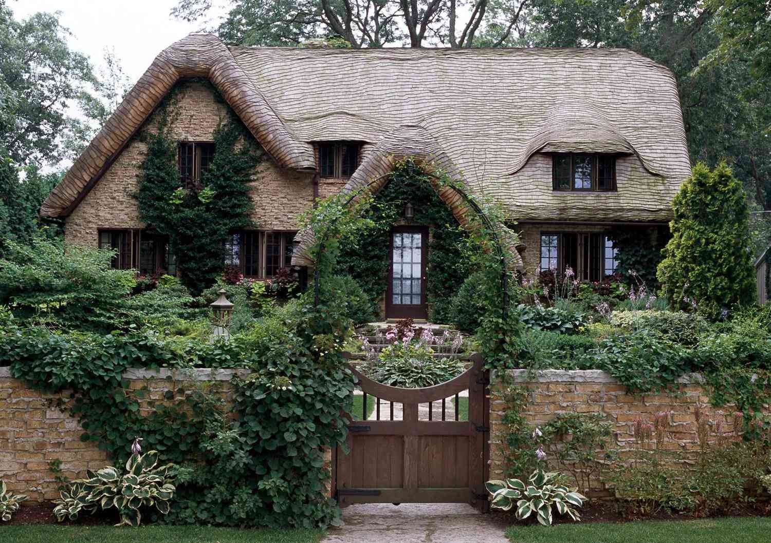 16 Cottage-Style Homes with Cozy Charm