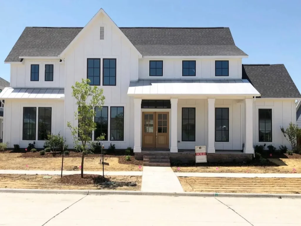 27 Off-White Farmhouse Exterior Ideas for Timeless Appeal