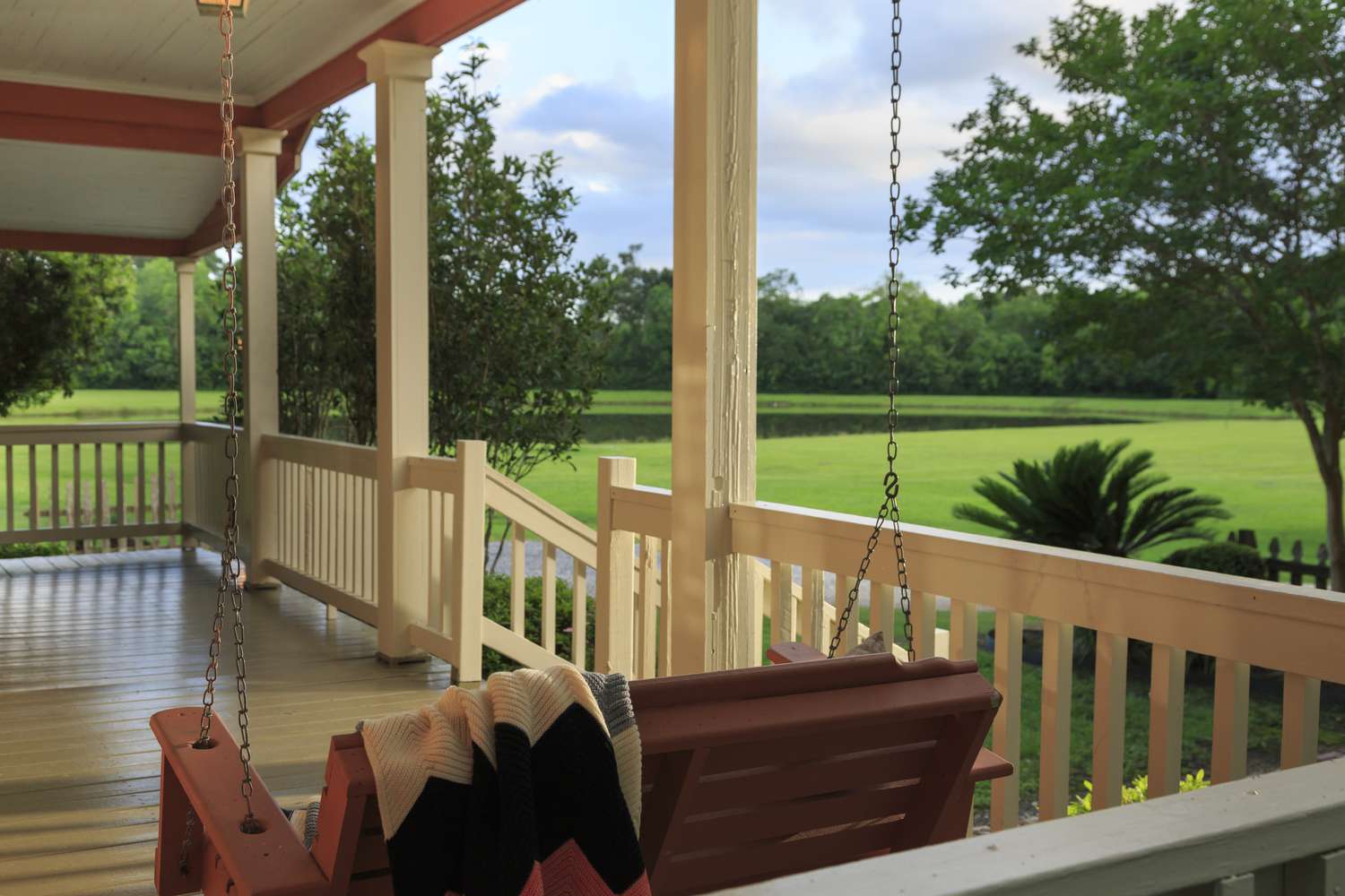 30 Porch Railing Ideas for a Stylish Outdoor Area