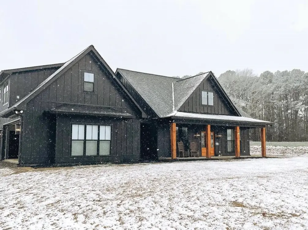 31 Black Farmhouse Exterior Ideas for a Modern Look